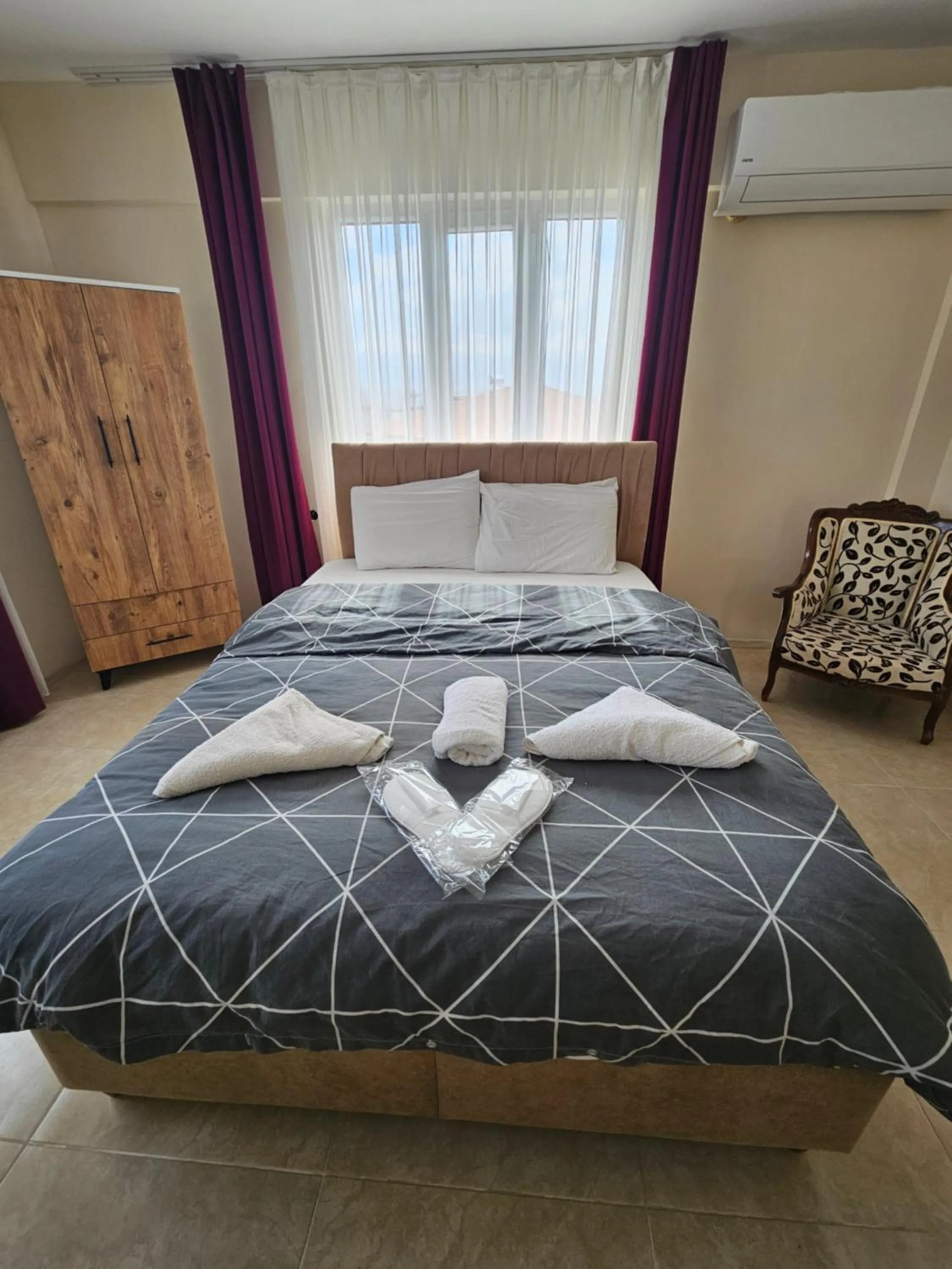 Bedroom, Bed in The Titanic House
