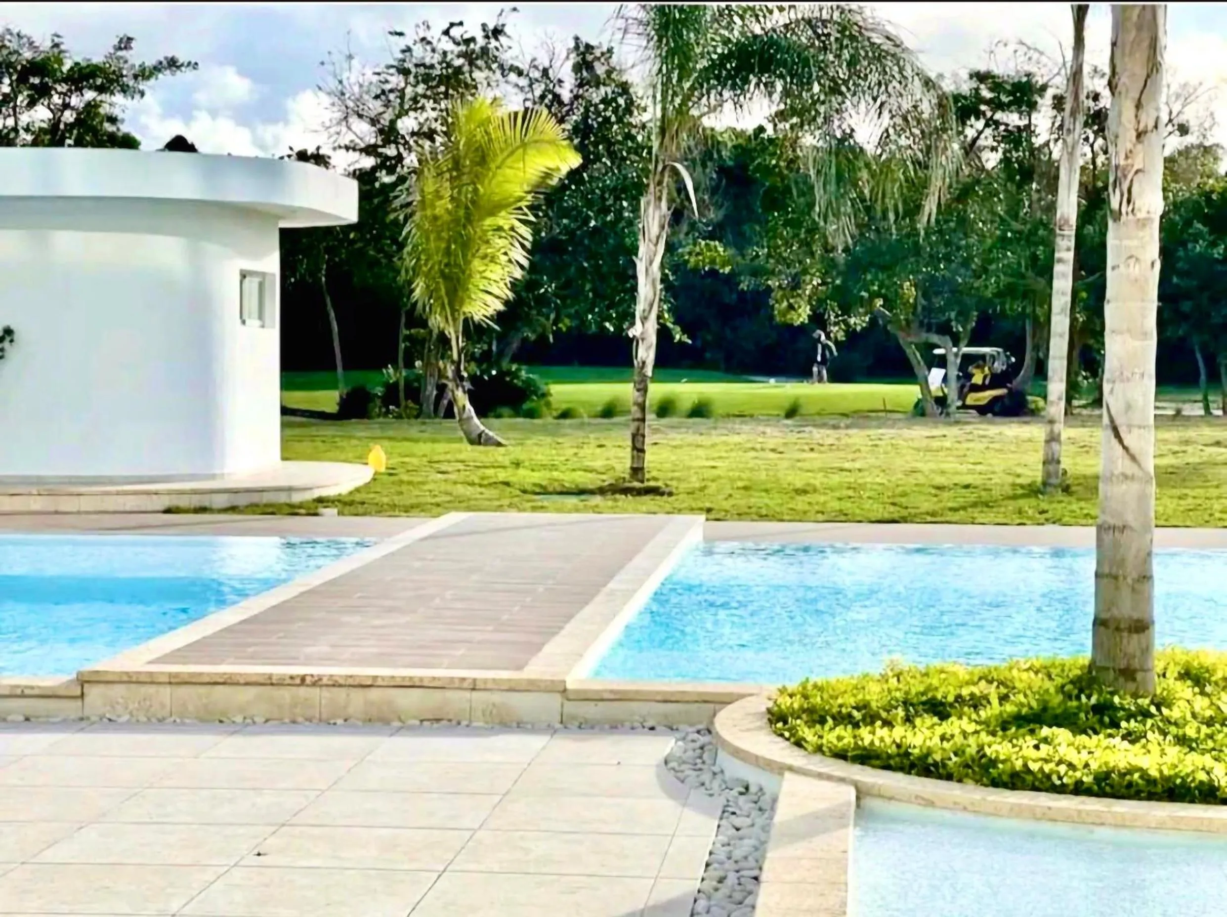 Swimming pool in Luxury Apartment With Pool And Golf View