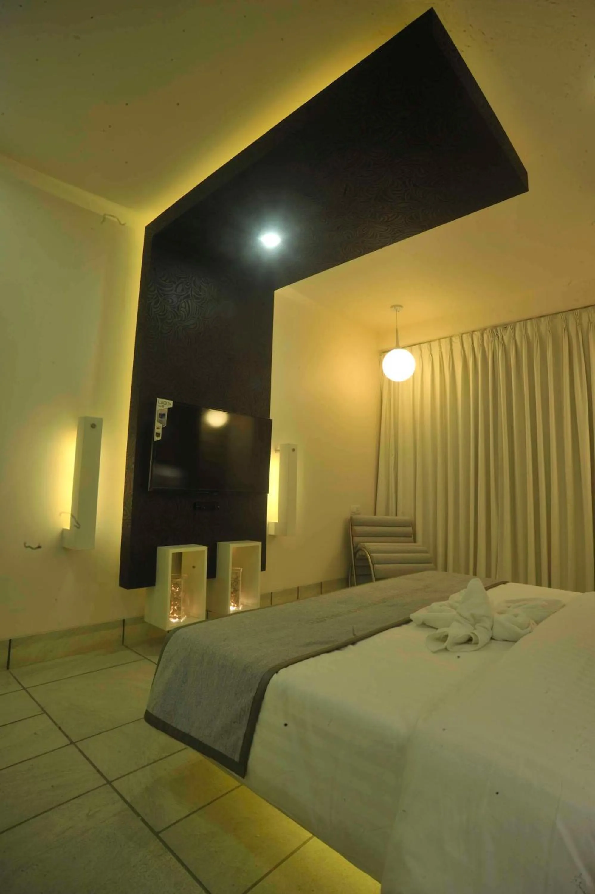 Bed, TV/Entertainment Center in Hotel El Dorado