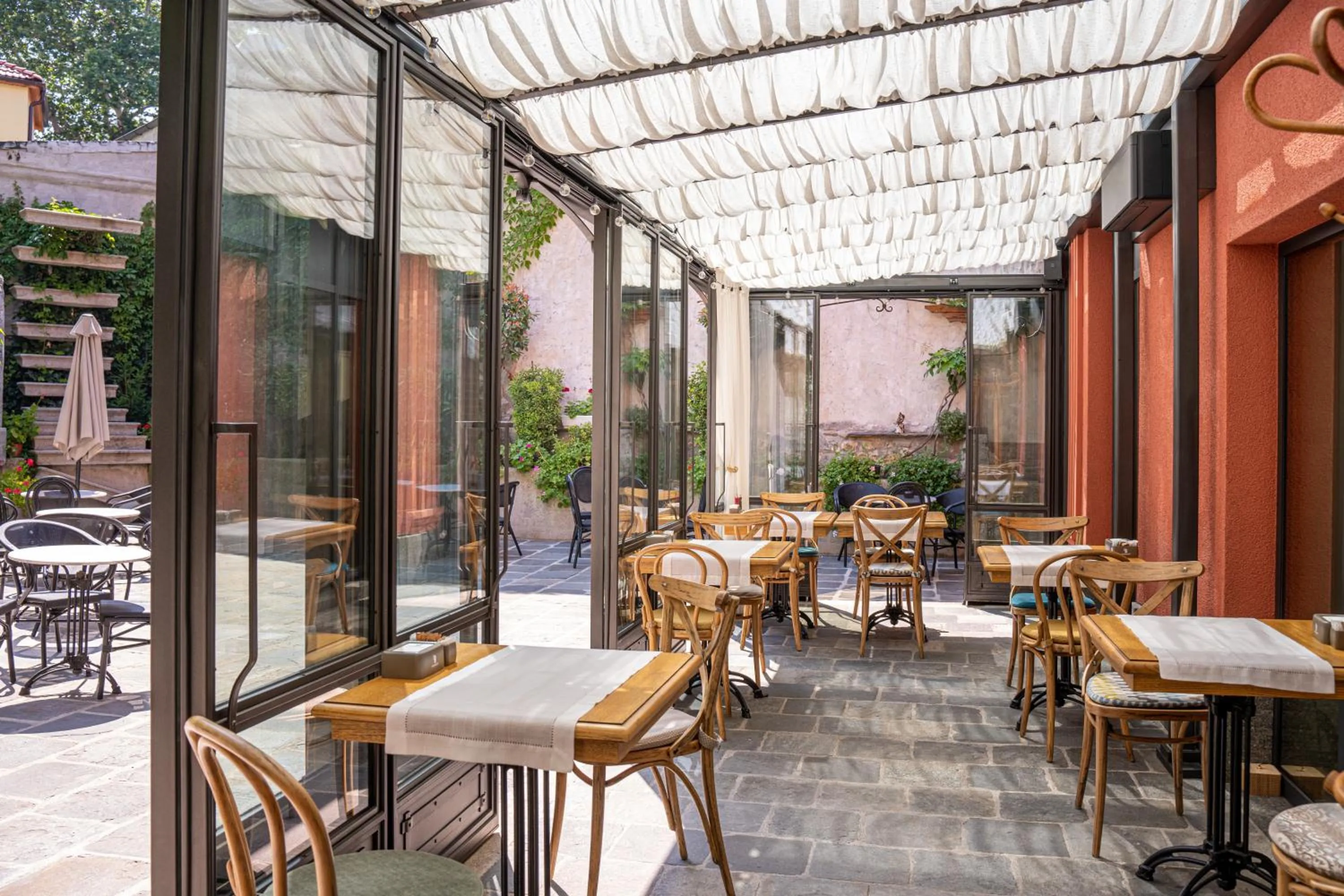 Restaurant/places to eat in Villa Flavia Heritage Boutique Hotel