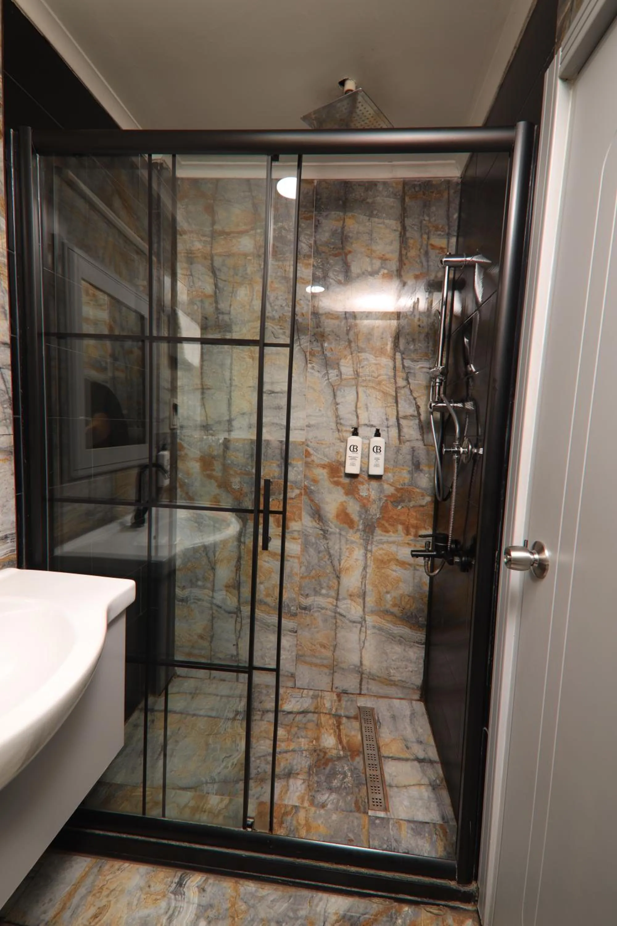 Shower in BALPETEK HOTEL