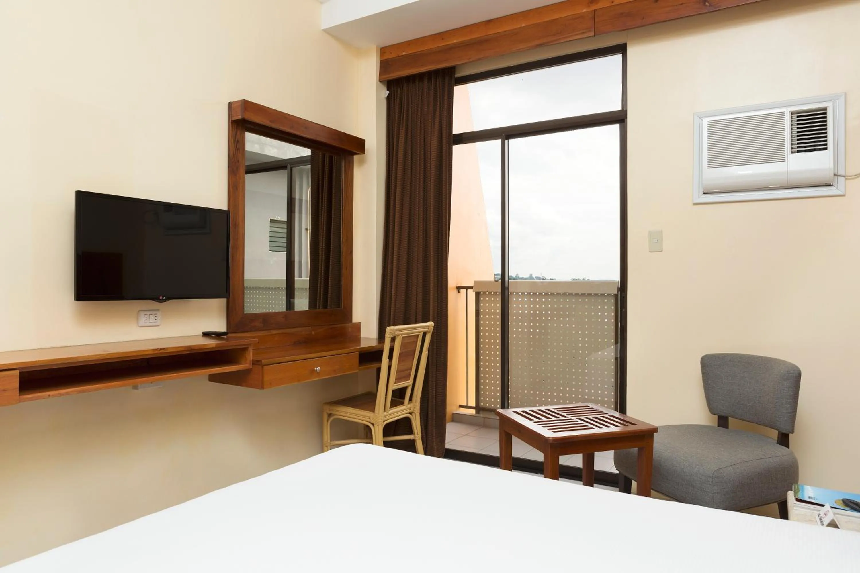 Balcony/Terrace, Bed in Tsai Hotel and Residences