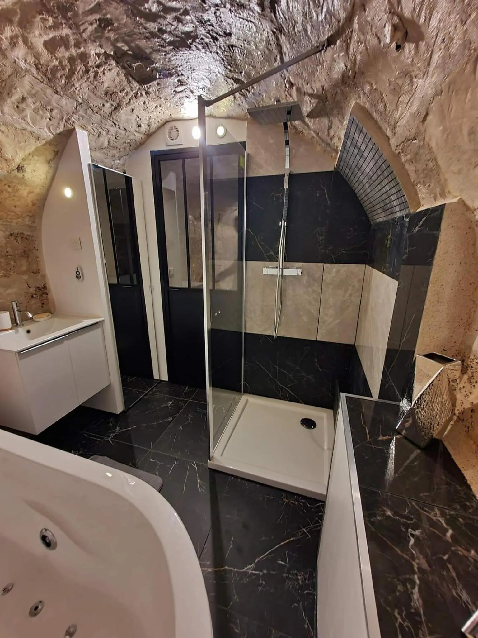Shower in LA FORTERESSE - Jacuzzi/Sauna - Centre Historique