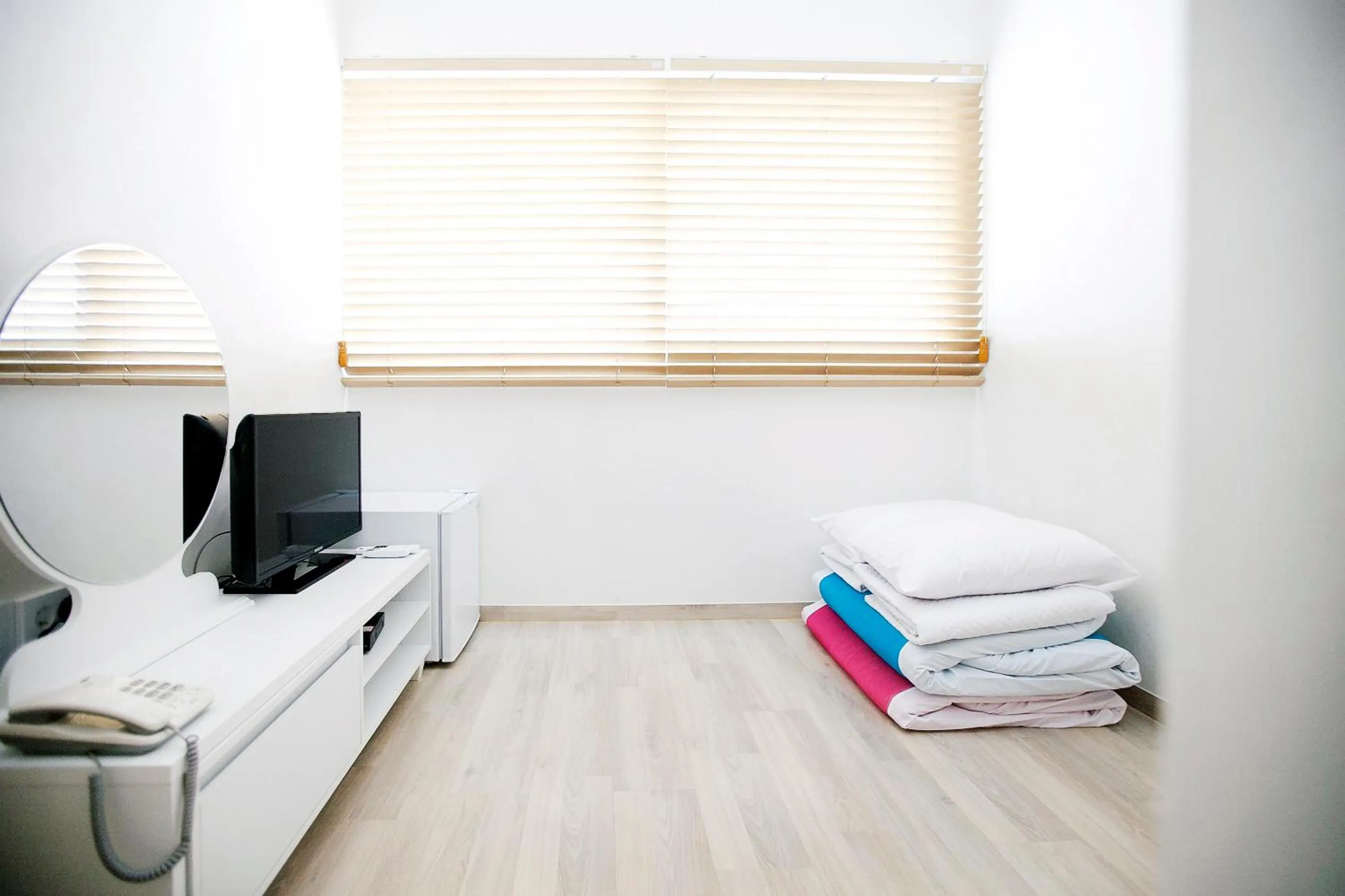 Photo of the whole room in Ari House