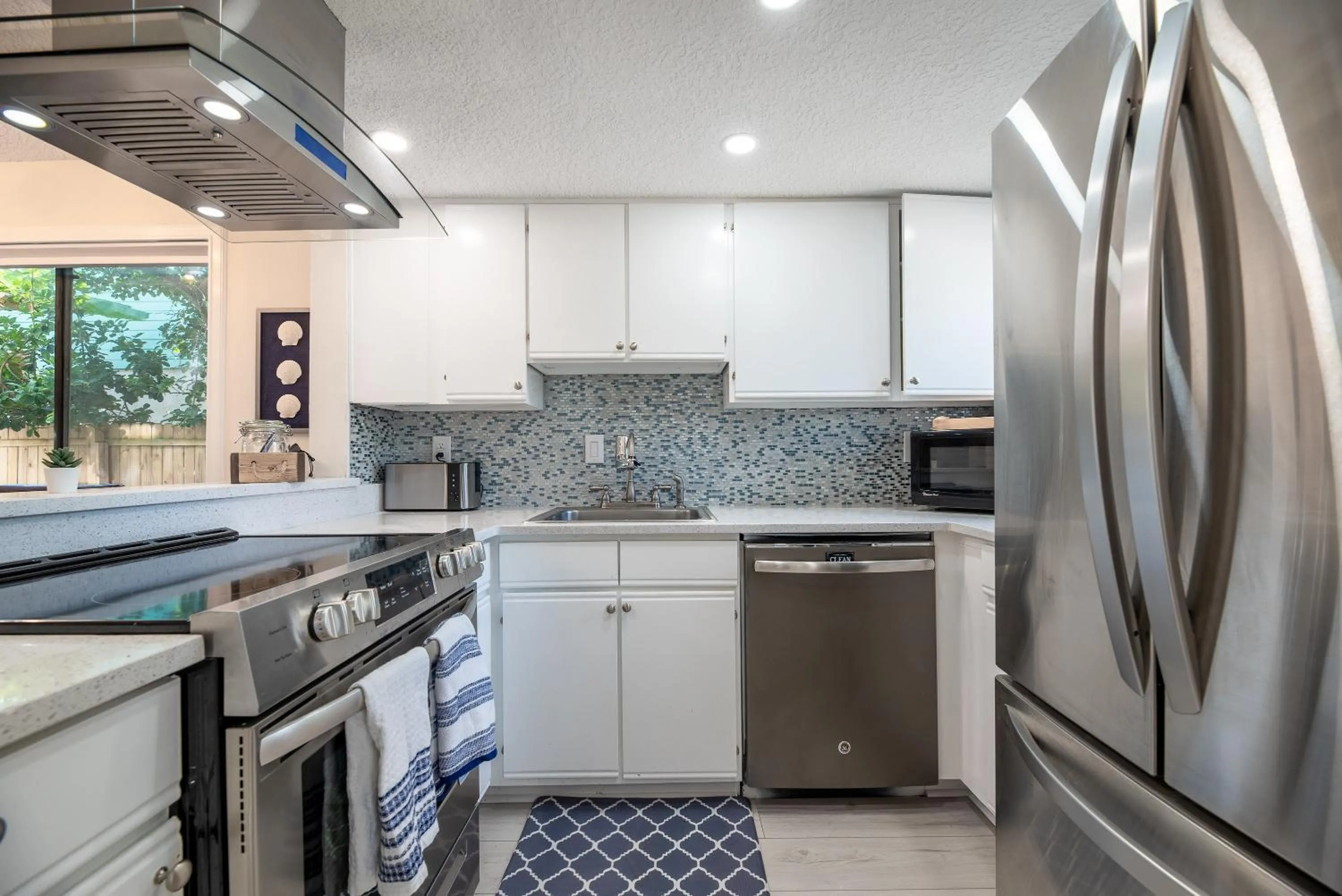 Kitchen or kitchenette in Jax Vacations 1/2 Mile to Beach, 2 bedroom townhome pet friendly