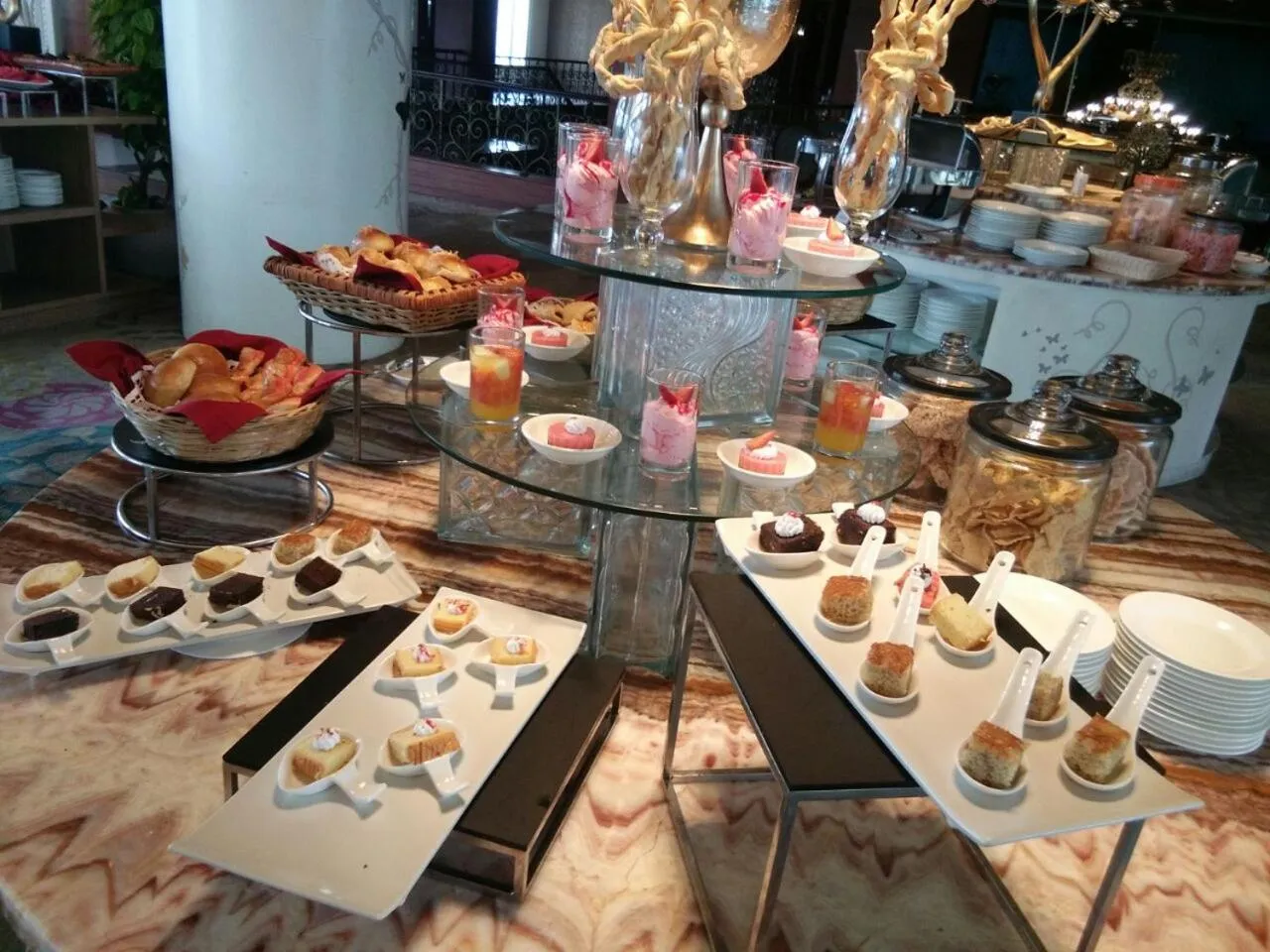 Restaurant/places to eat in Sutanraja Hotel & Convention Centre