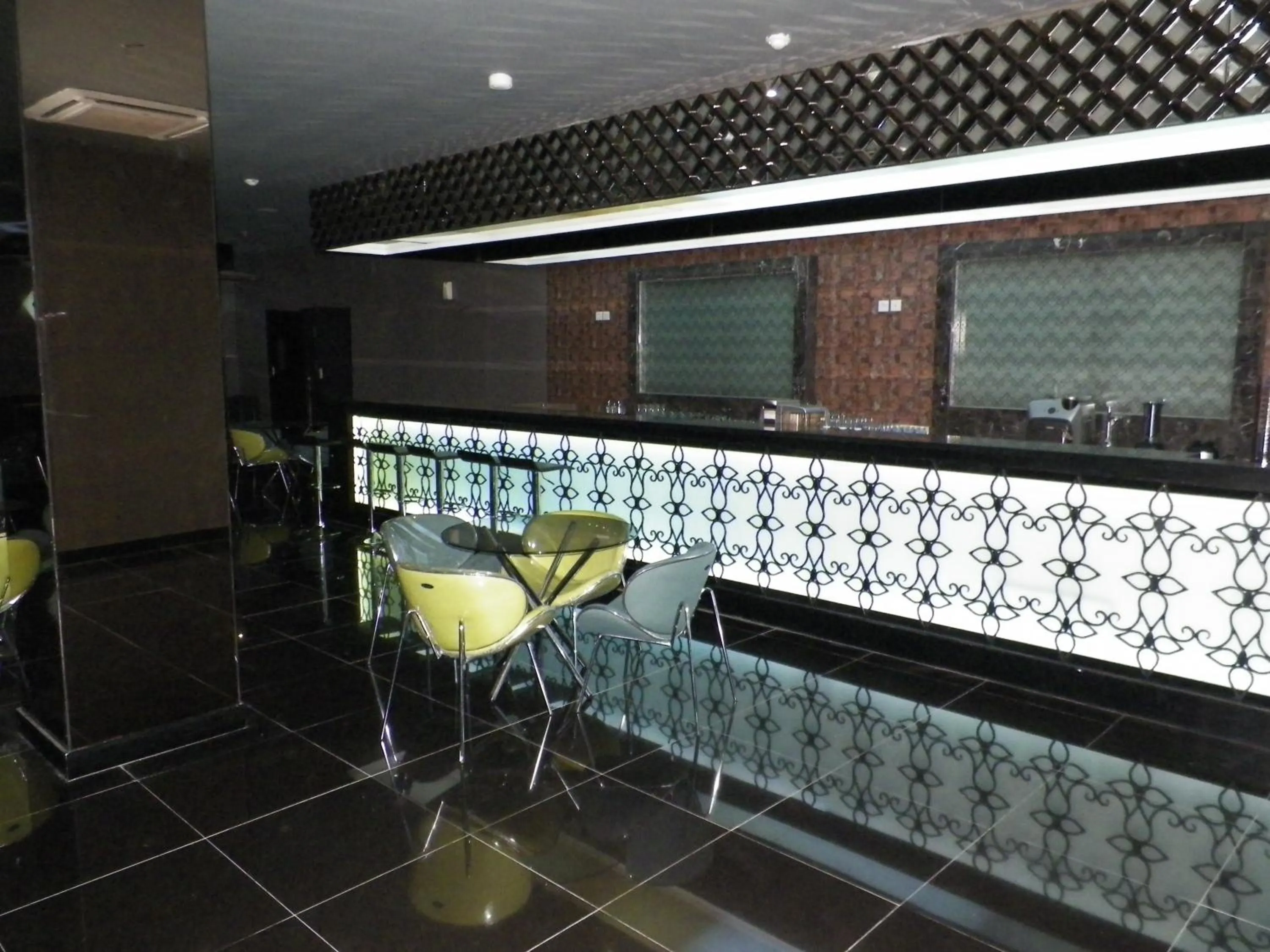 Restaurant/places to eat in Sutanraja Hotel & Convention Centre