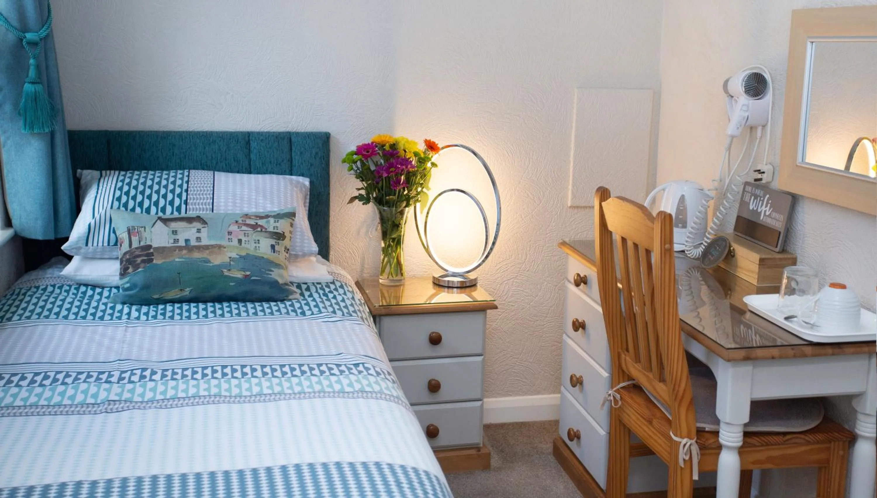 Bedroom, Bed in Mariners Guest House