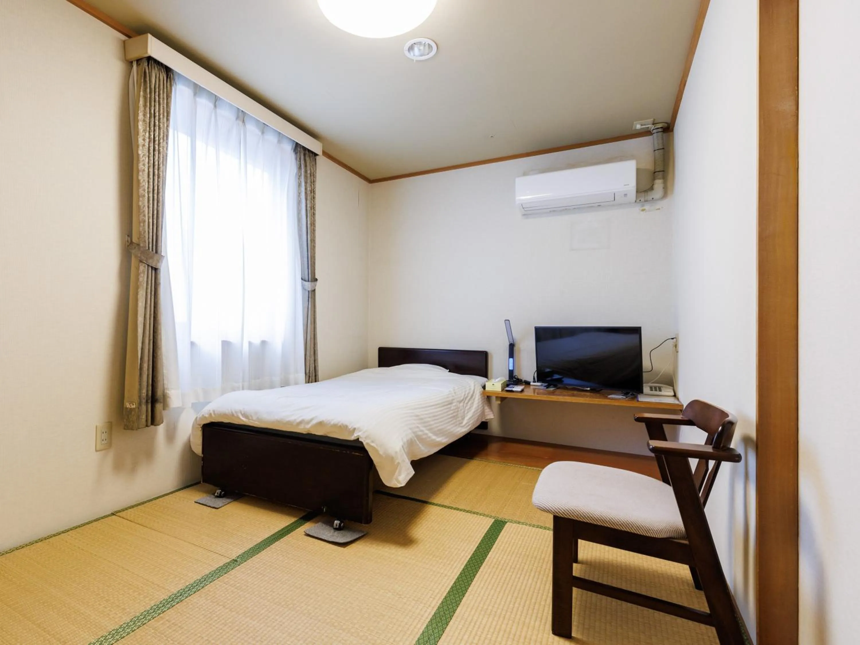 Photo of the whole room, Bed in Seoul Garden Hotel