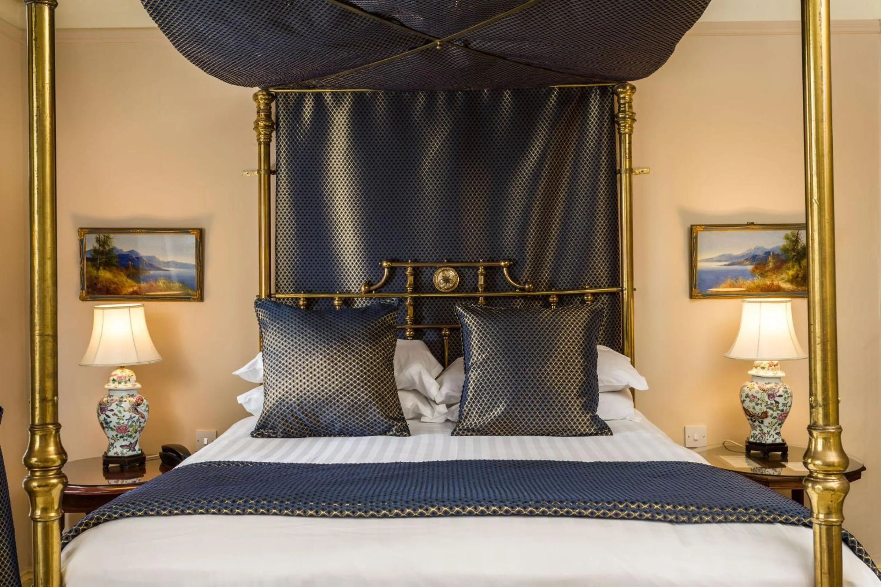 Bedroom, Bed in Orestone Manor