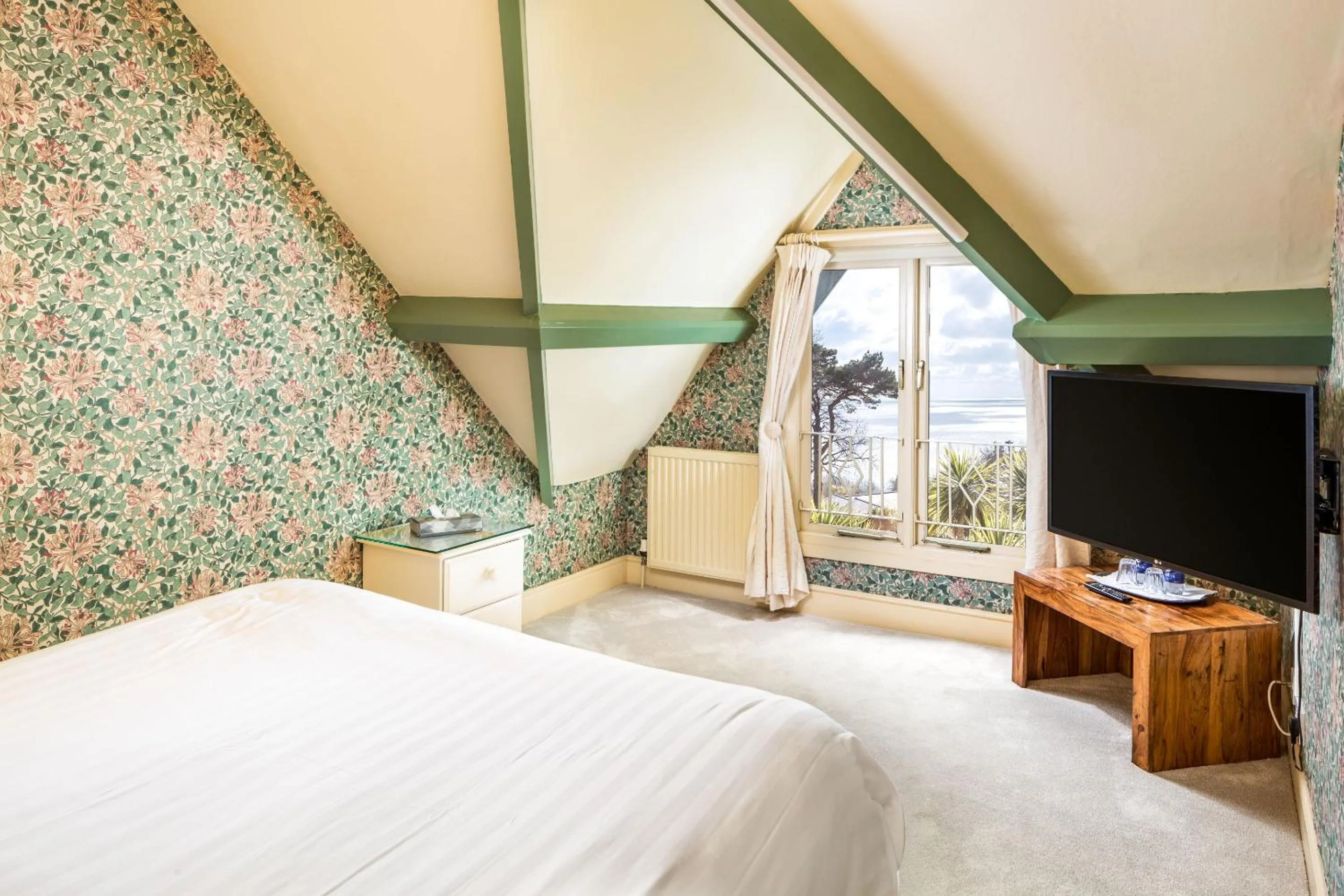 Bedroom, Bed in Orestone Manor