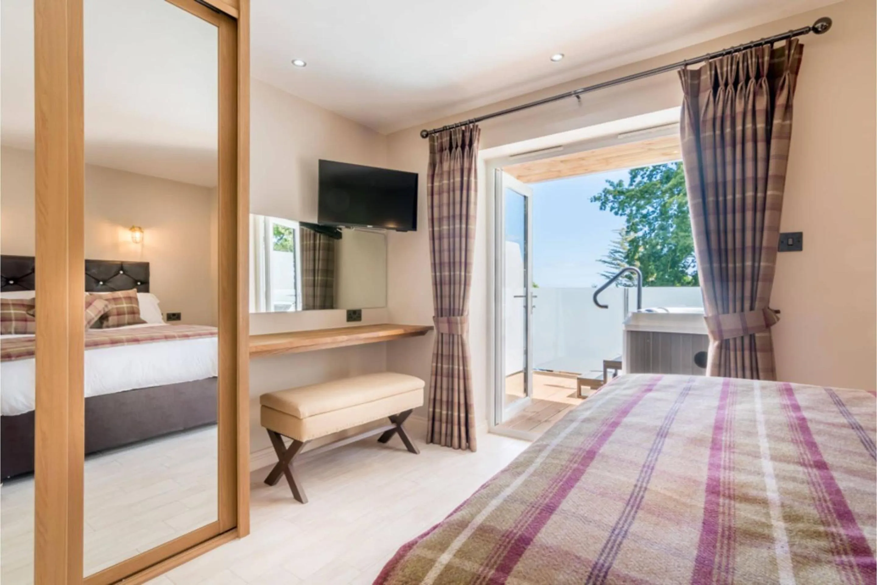 Bedroom, Bed in Orestone Manor