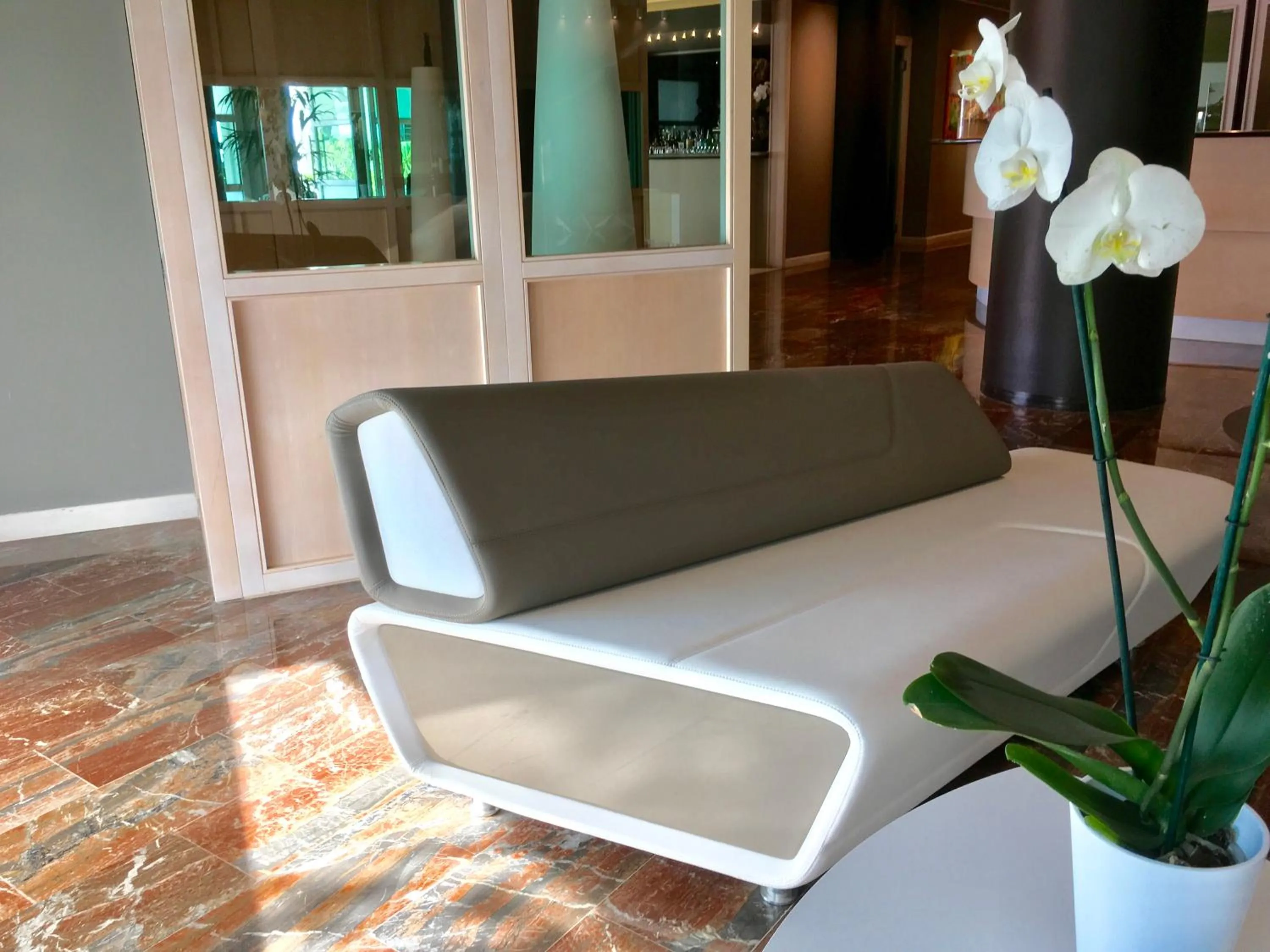 Communal lounge/ TV room in International Beach Hotel