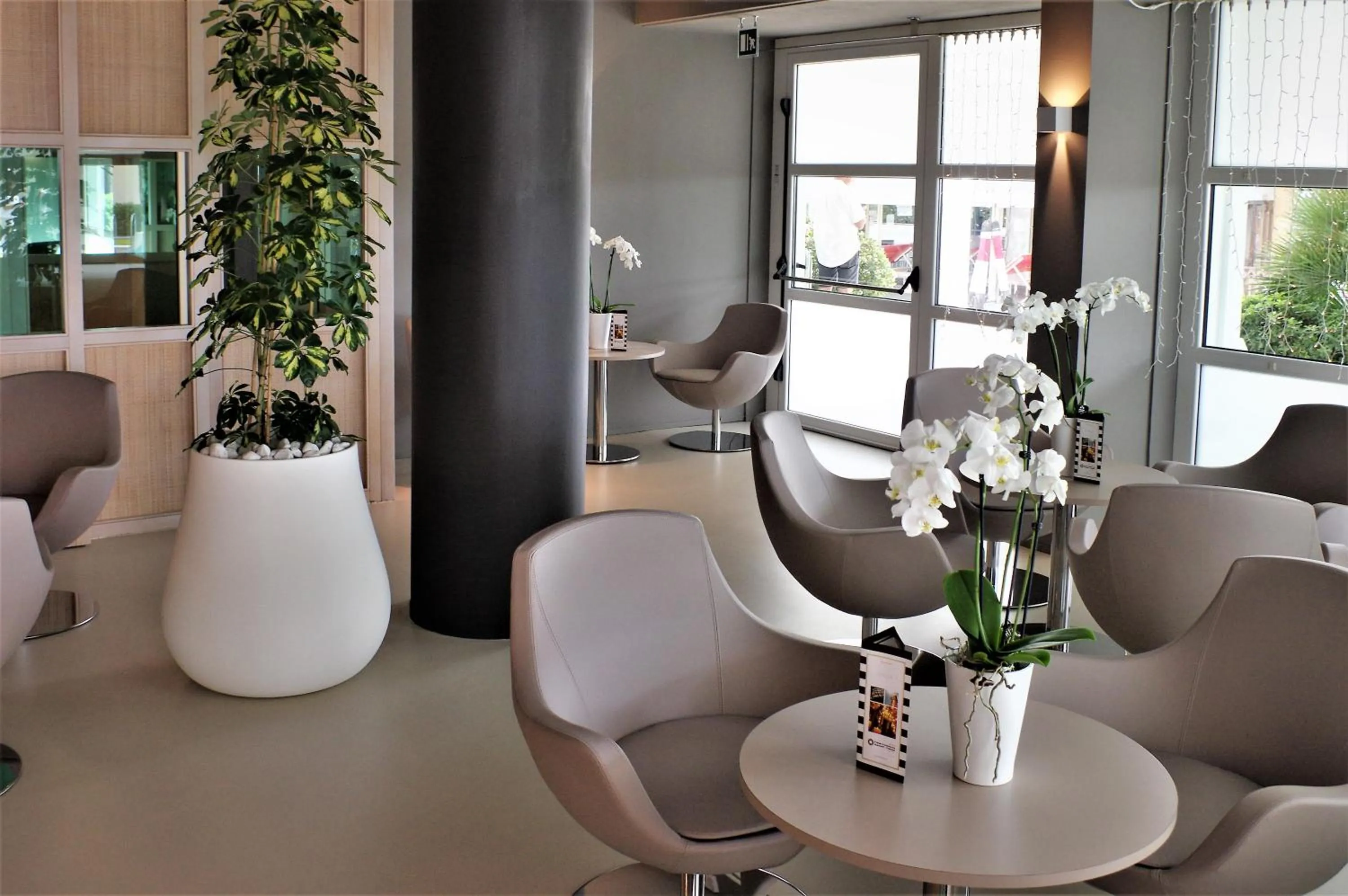 Lounge or bar in International Beach Hotel