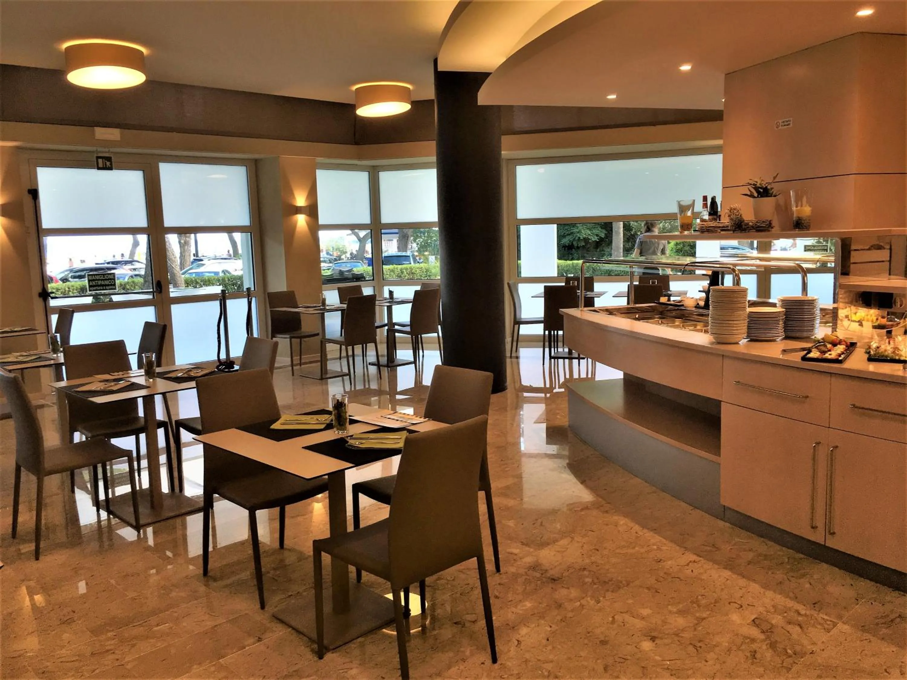 Restaurant/places to eat in International Beach Hotel