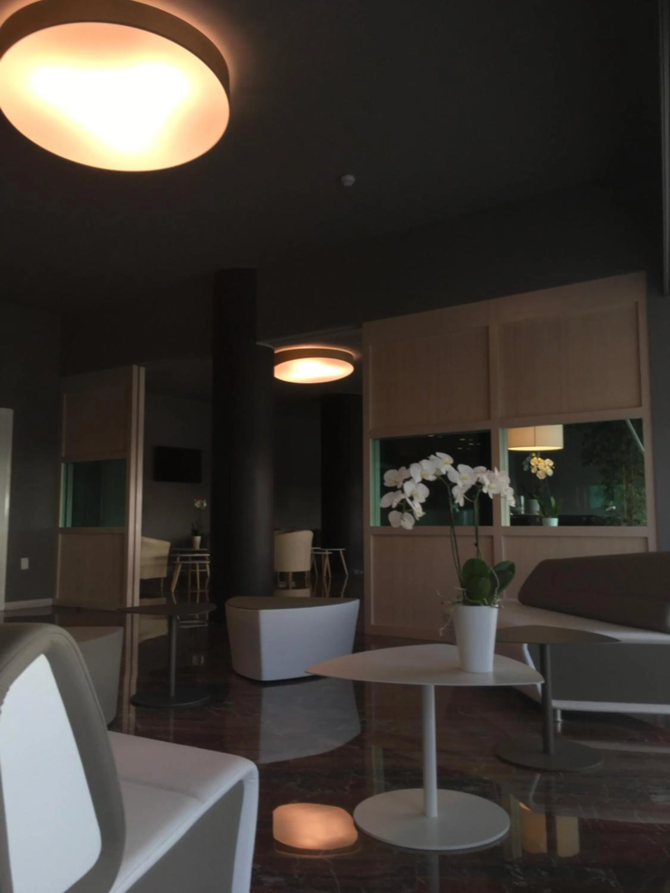 Communal lounge/ TV room in International Beach Hotel