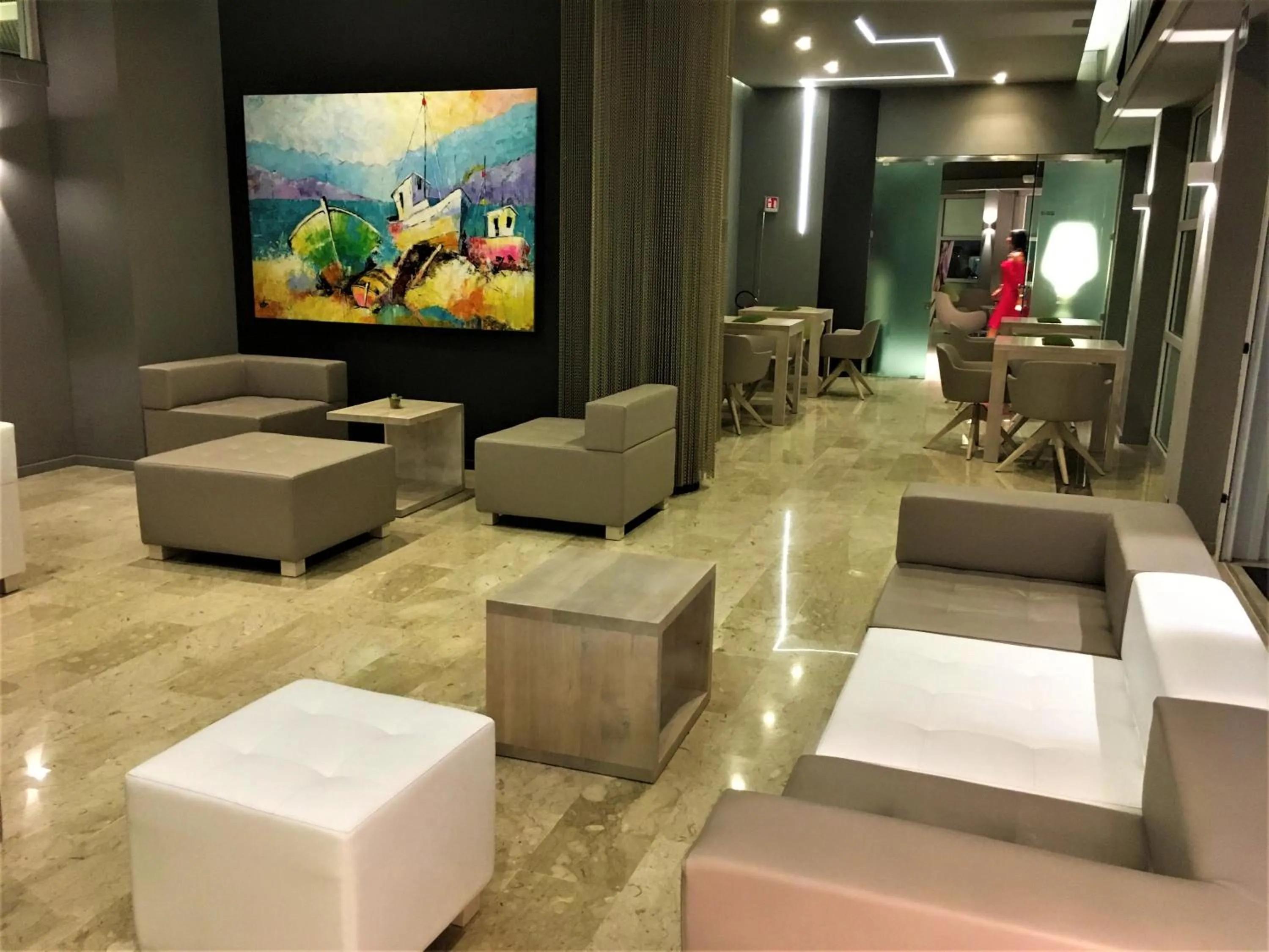 Communal lounge/ TV room in International Beach Hotel