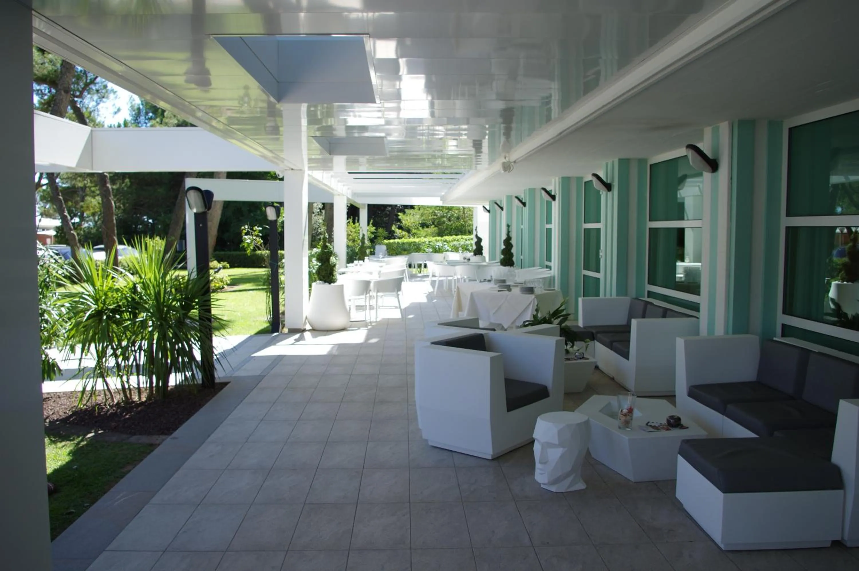 Lounge or bar in International Beach Hotel