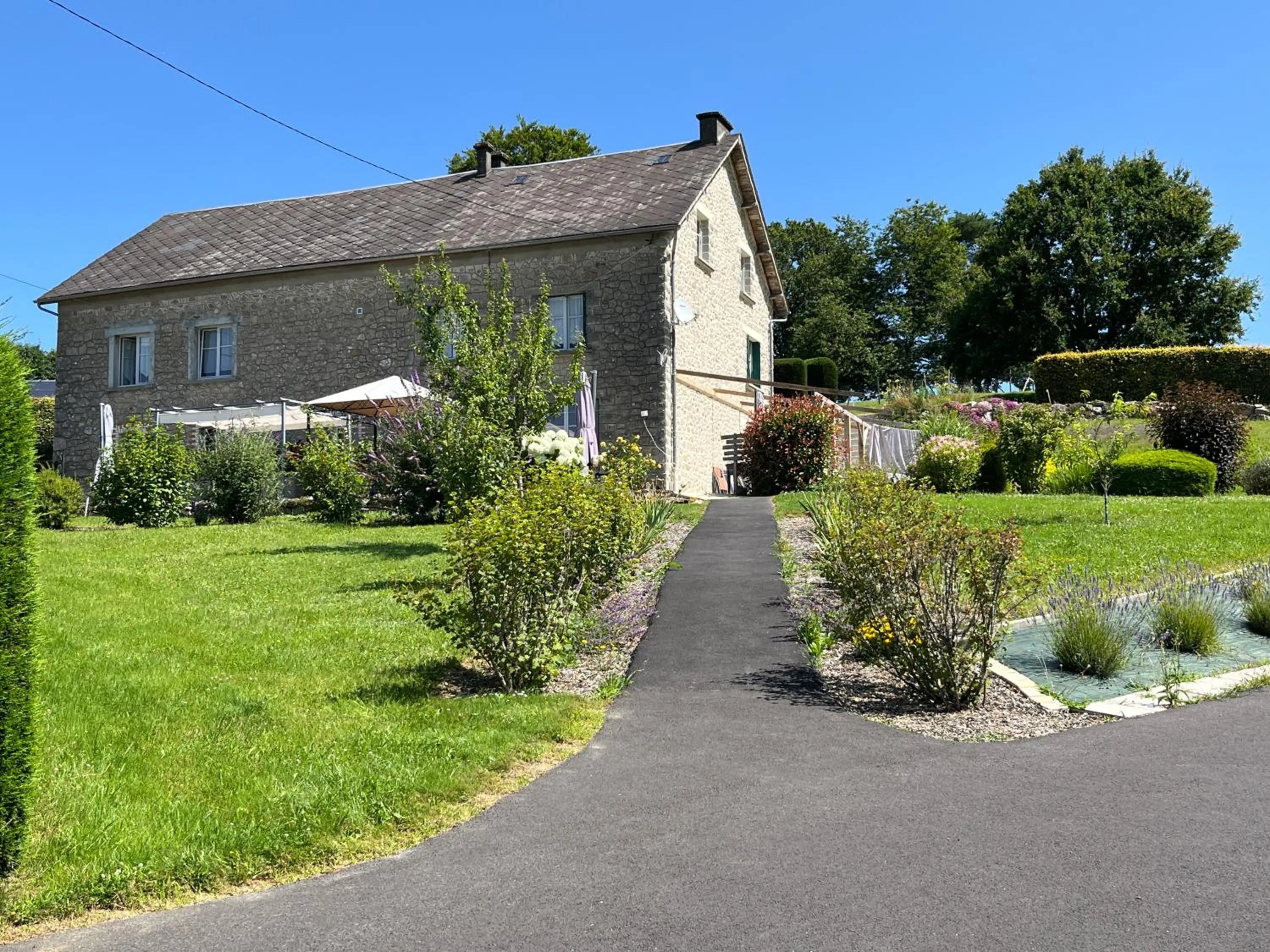Property building in Maison Chabrat