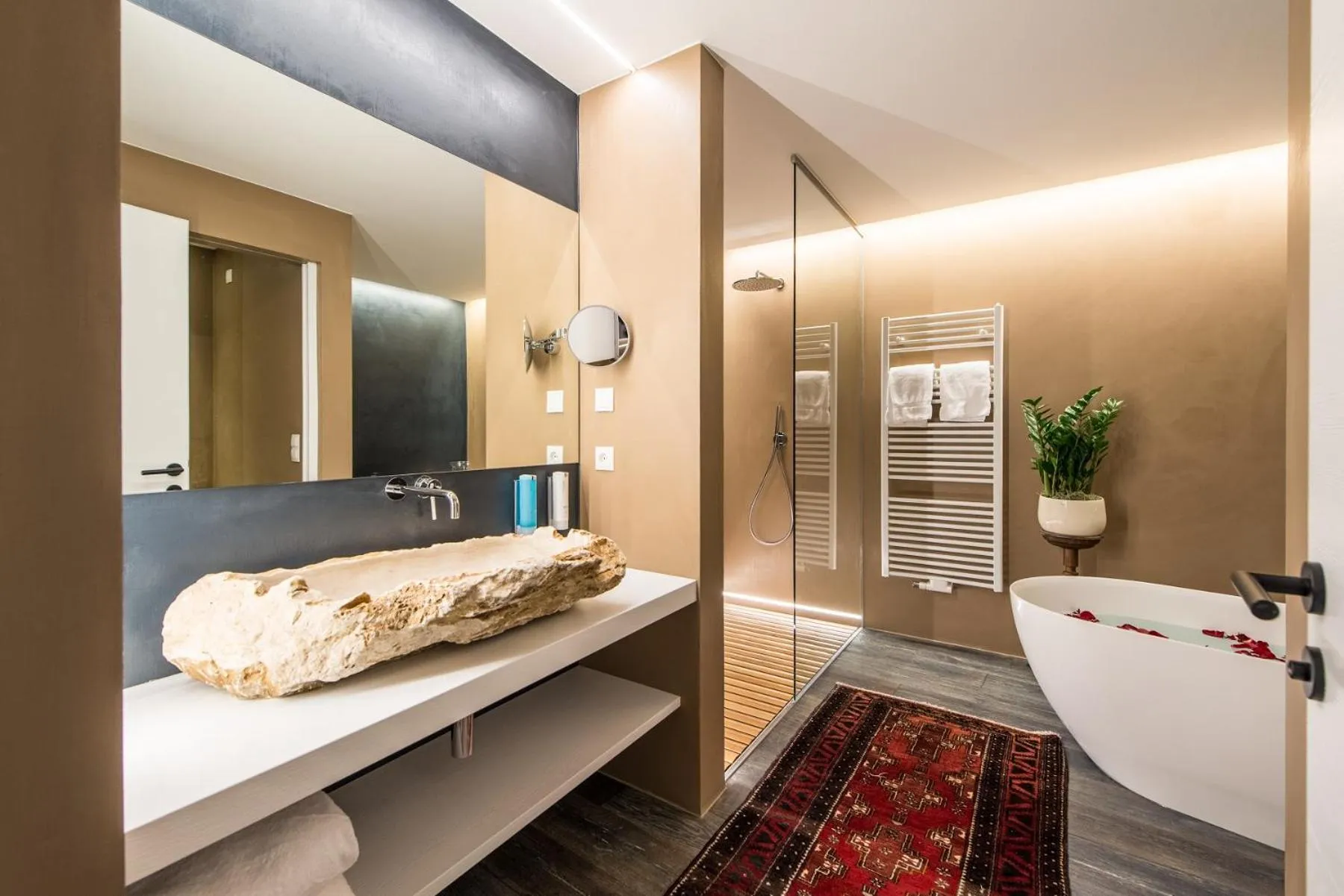 Shower, Bed in Adler Suite & Stube