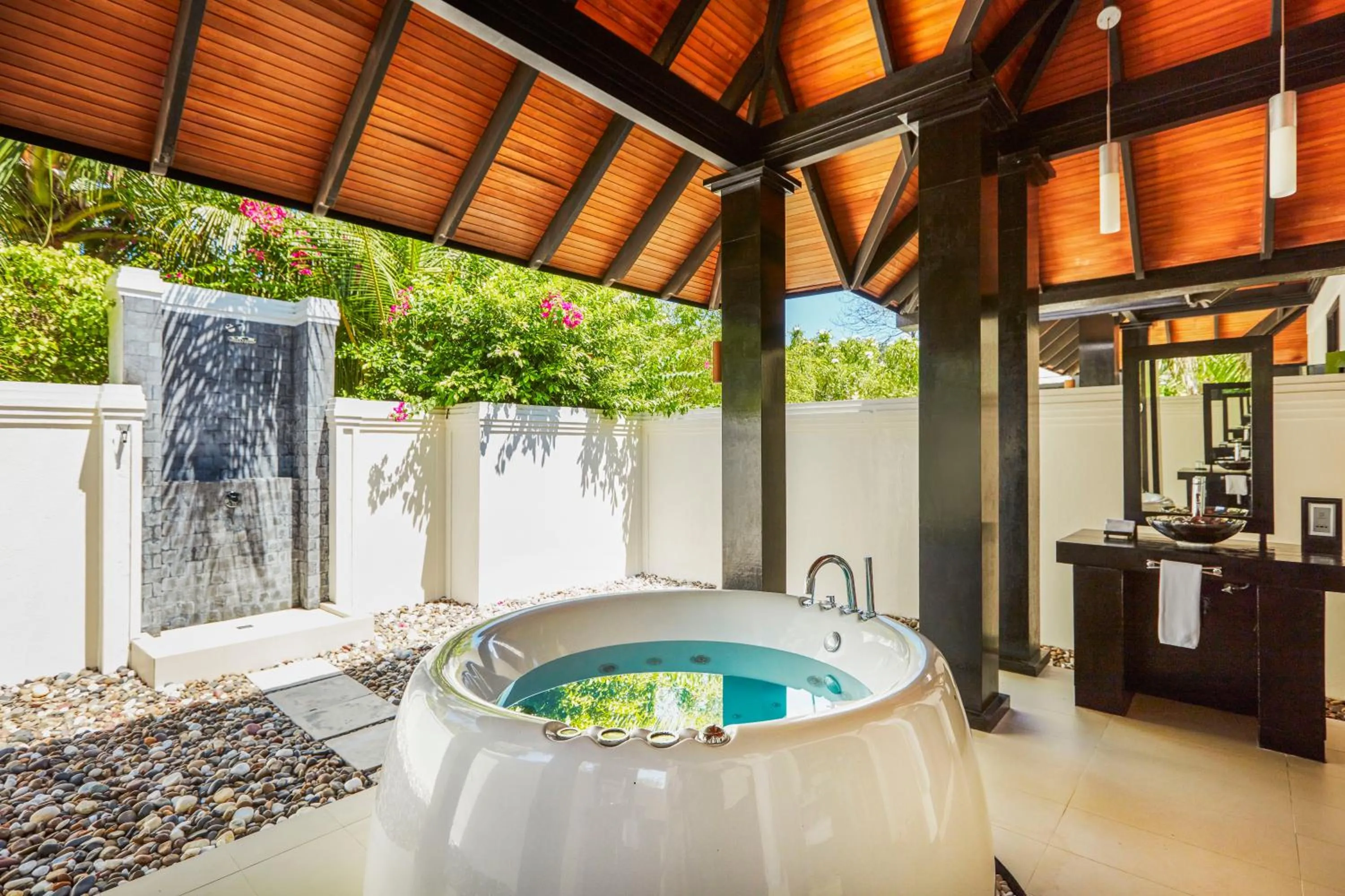 Bathroom in Sun Siyam Iru Fushi with Free Transfer