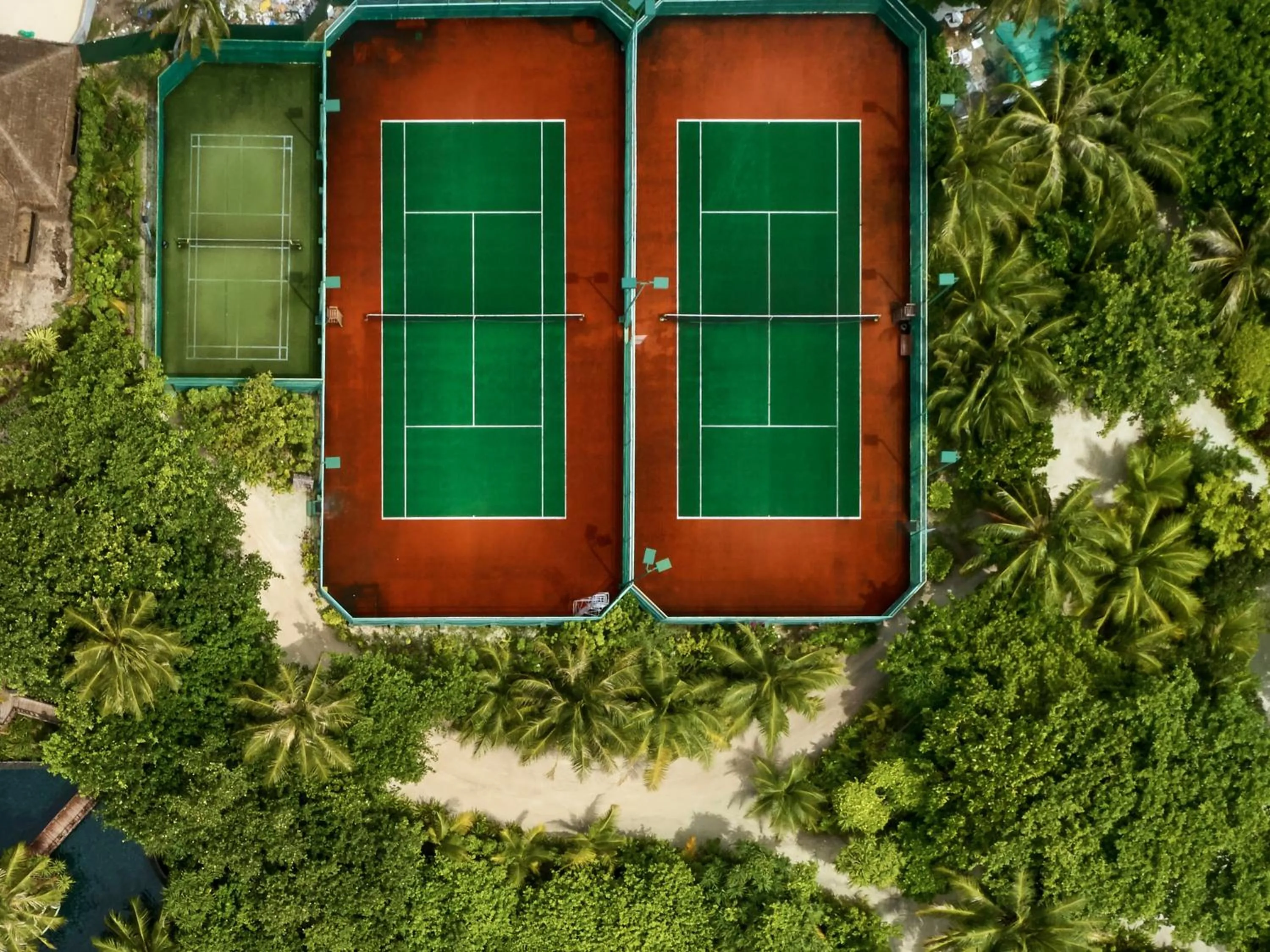 Tennis court in Sun Siyam Iru Fushi with Free Transfer