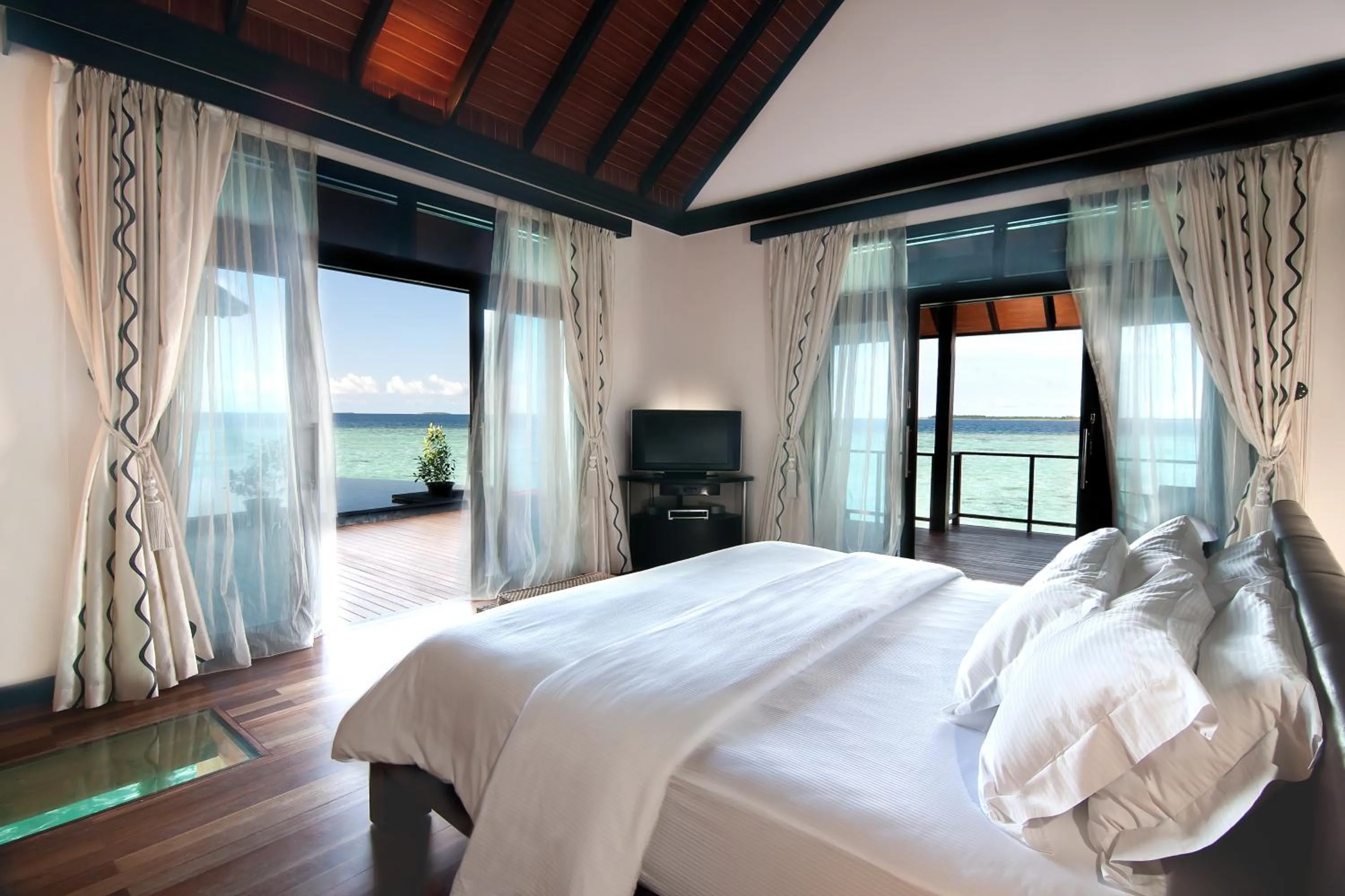 Bed in Sun Siyam Iru Fushi with Free Transfer