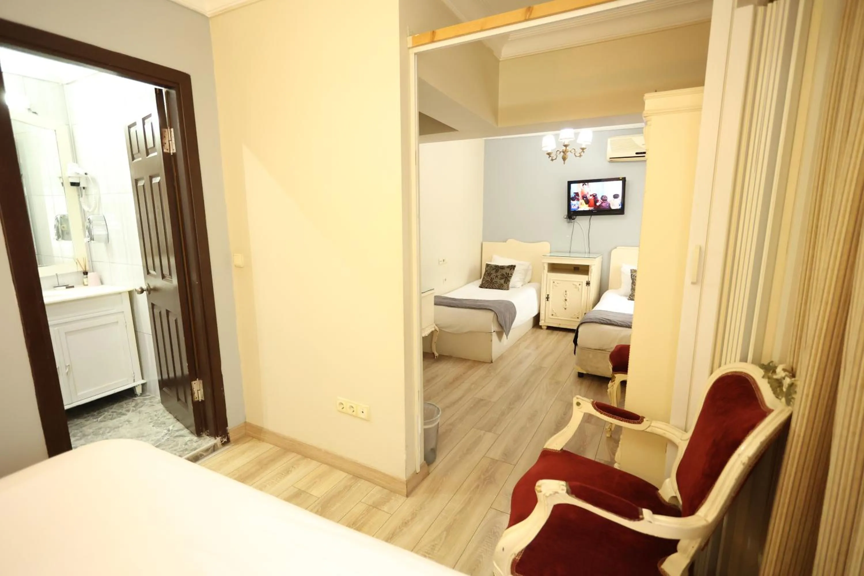 Photo of the whole room in Asmali Hotel