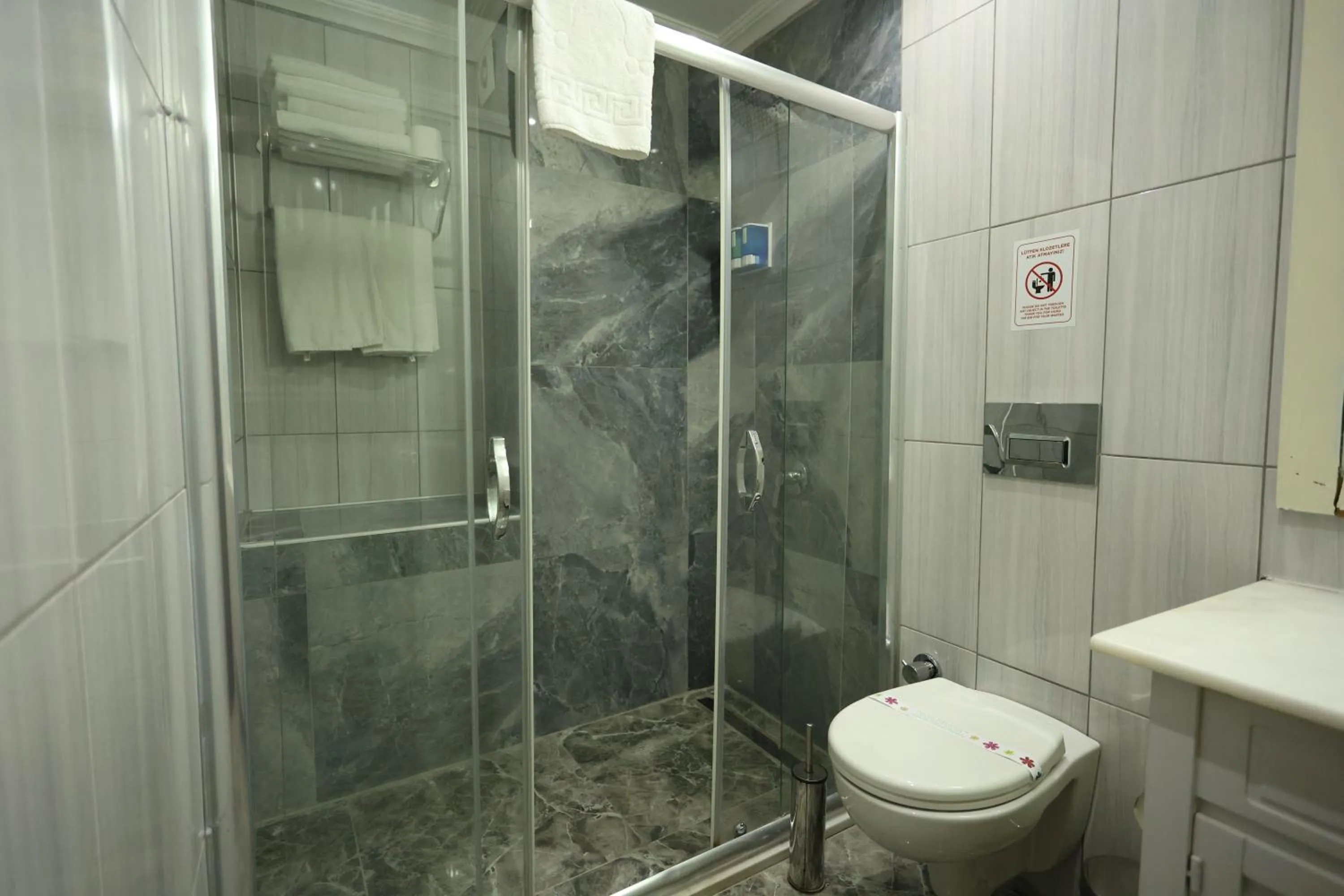 Toilet in Asmali Hotel