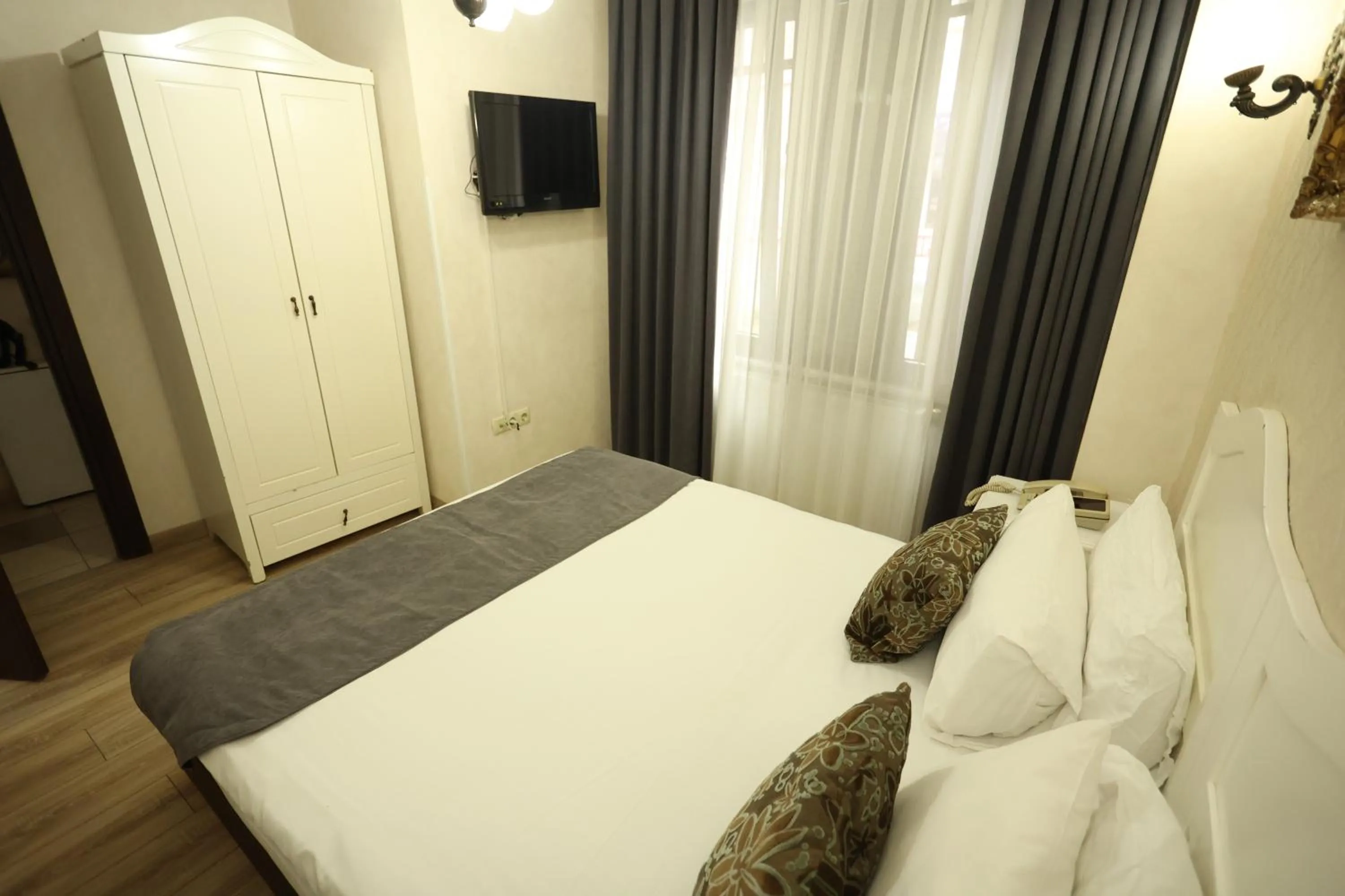 Photo of the whole room in Asmali Hotel