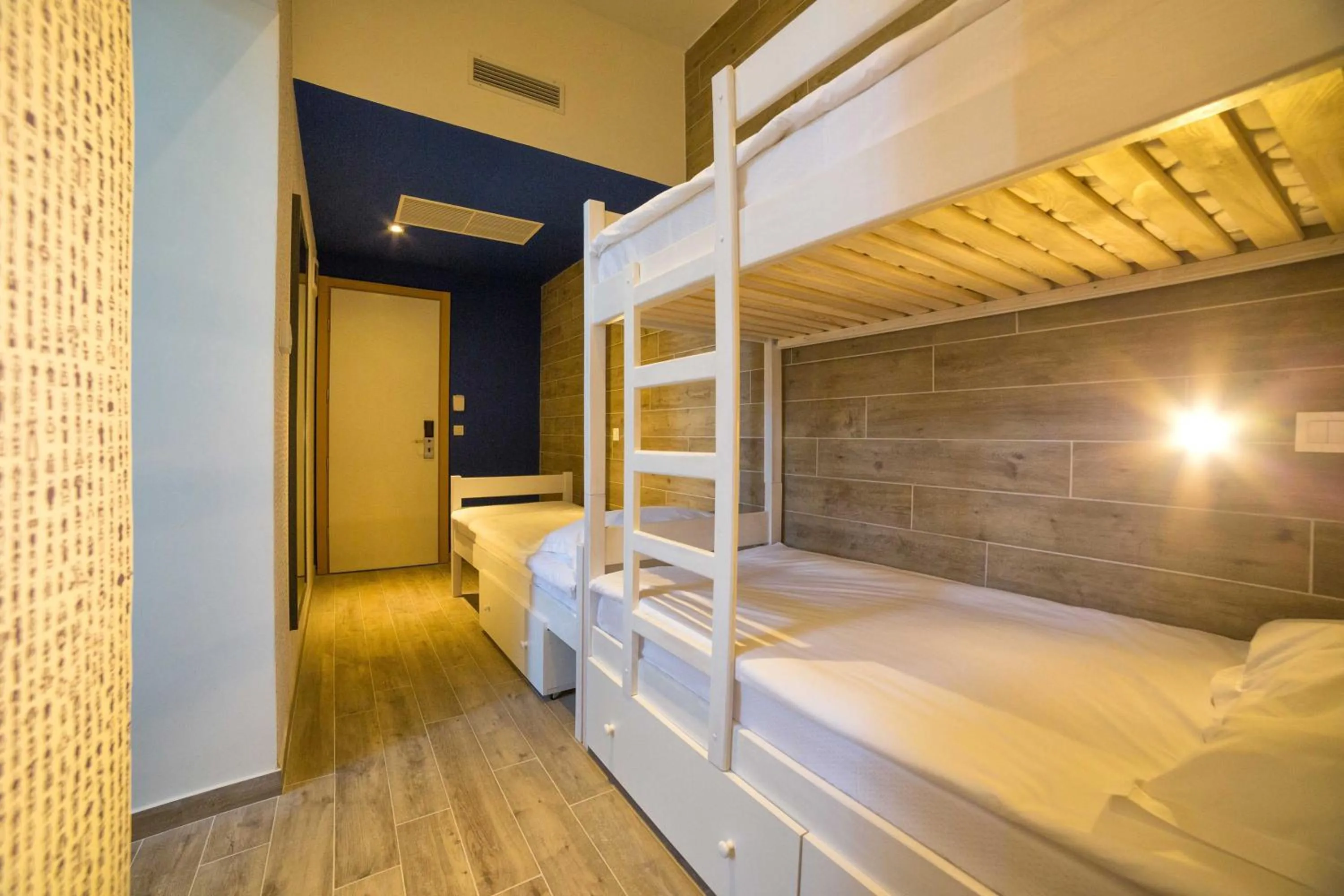 Photo of the whole room, Bed in Hostel Link