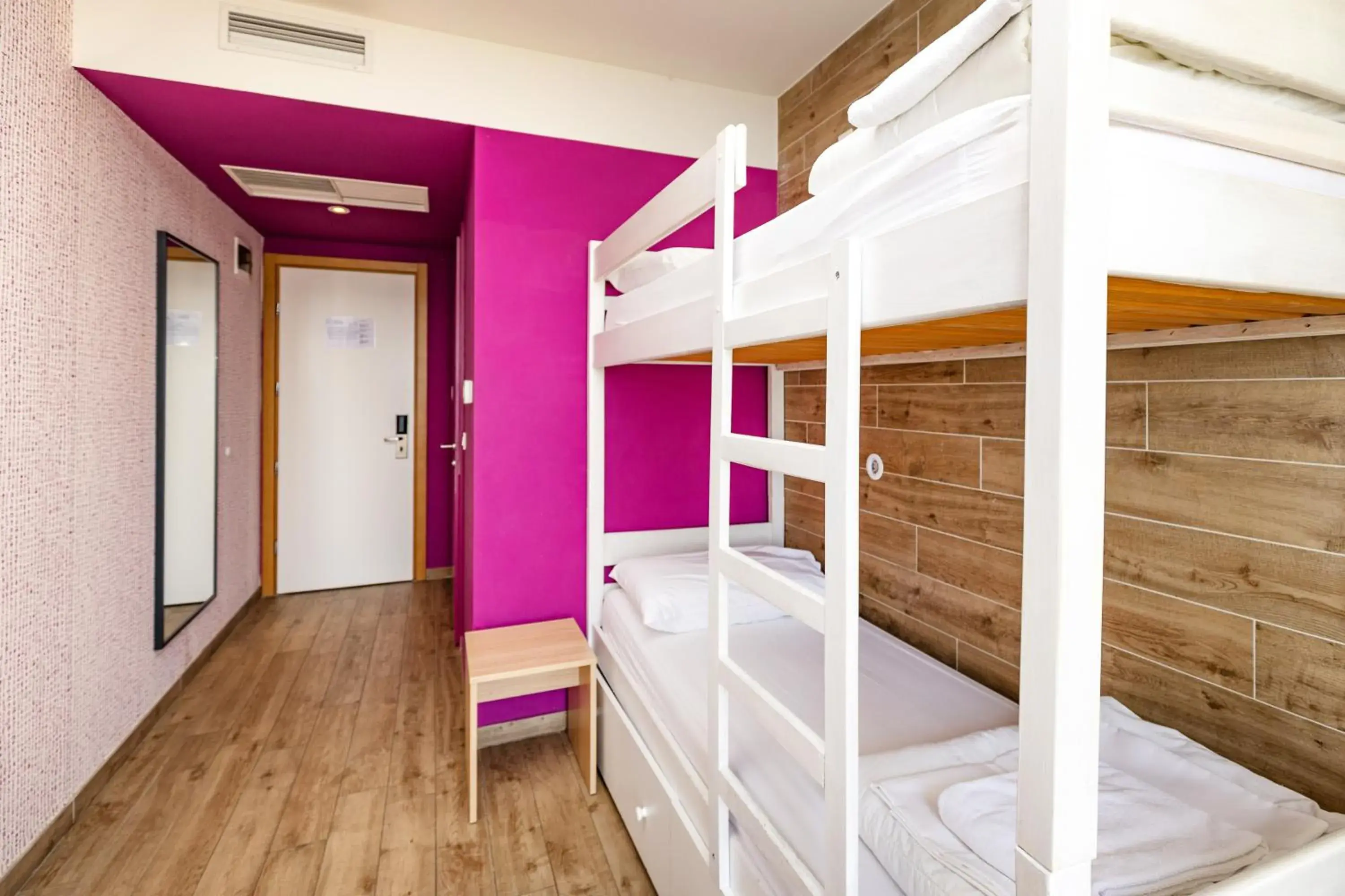 Twin Room with Bunk Beds and Garden View in Hostel Link Twin Room with Bunk Beds and Garden View in Hostel Link