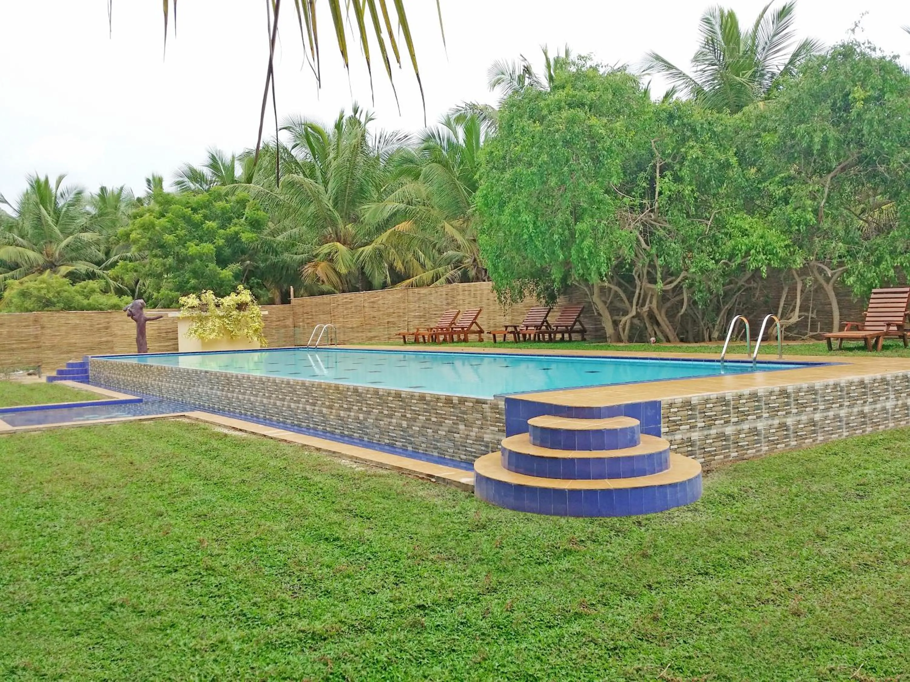 Garden in Roshanne Beach Resort, Kalpitiya