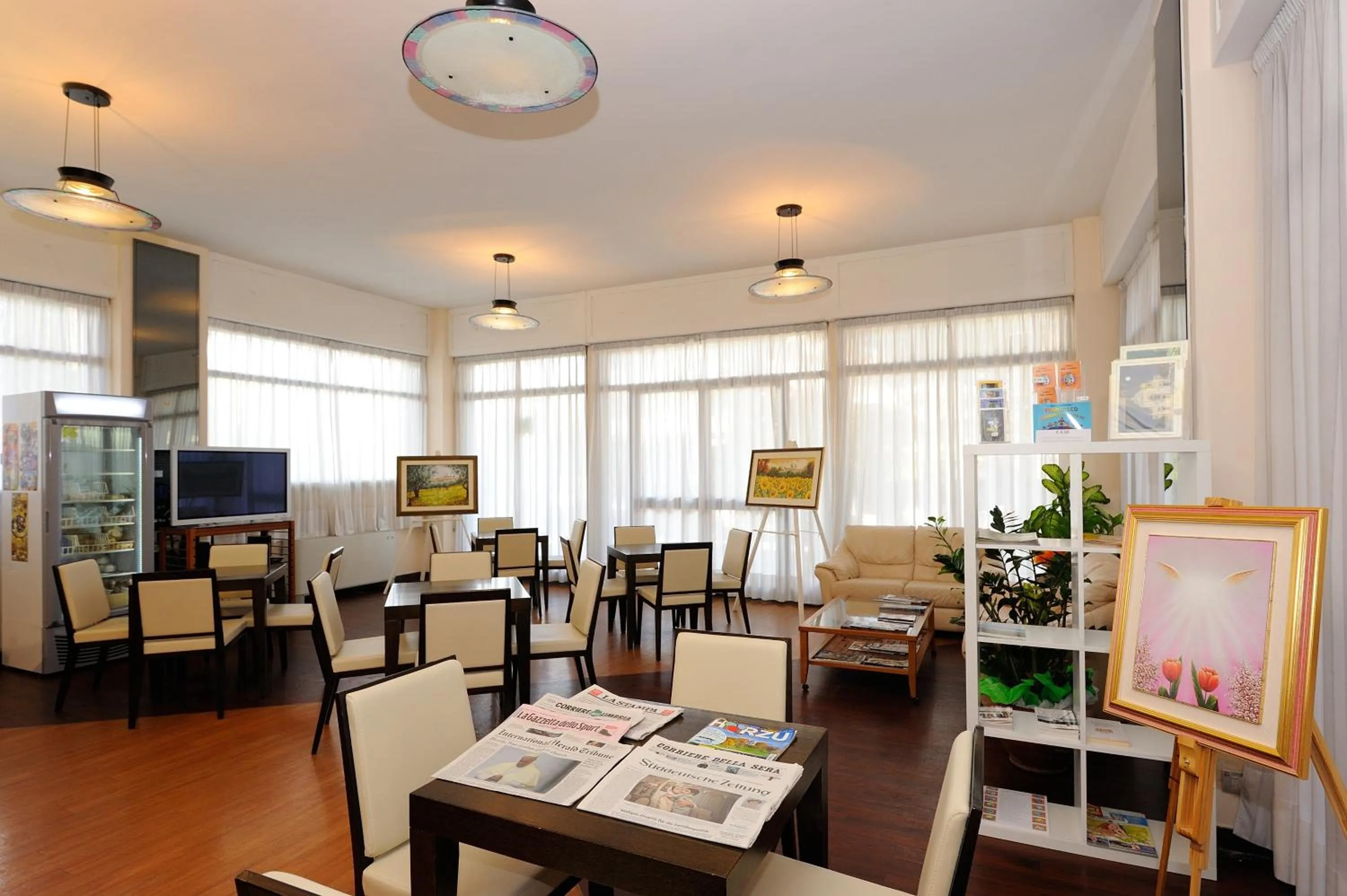 Communal lounge/ TV room in Hotel Frate Sole