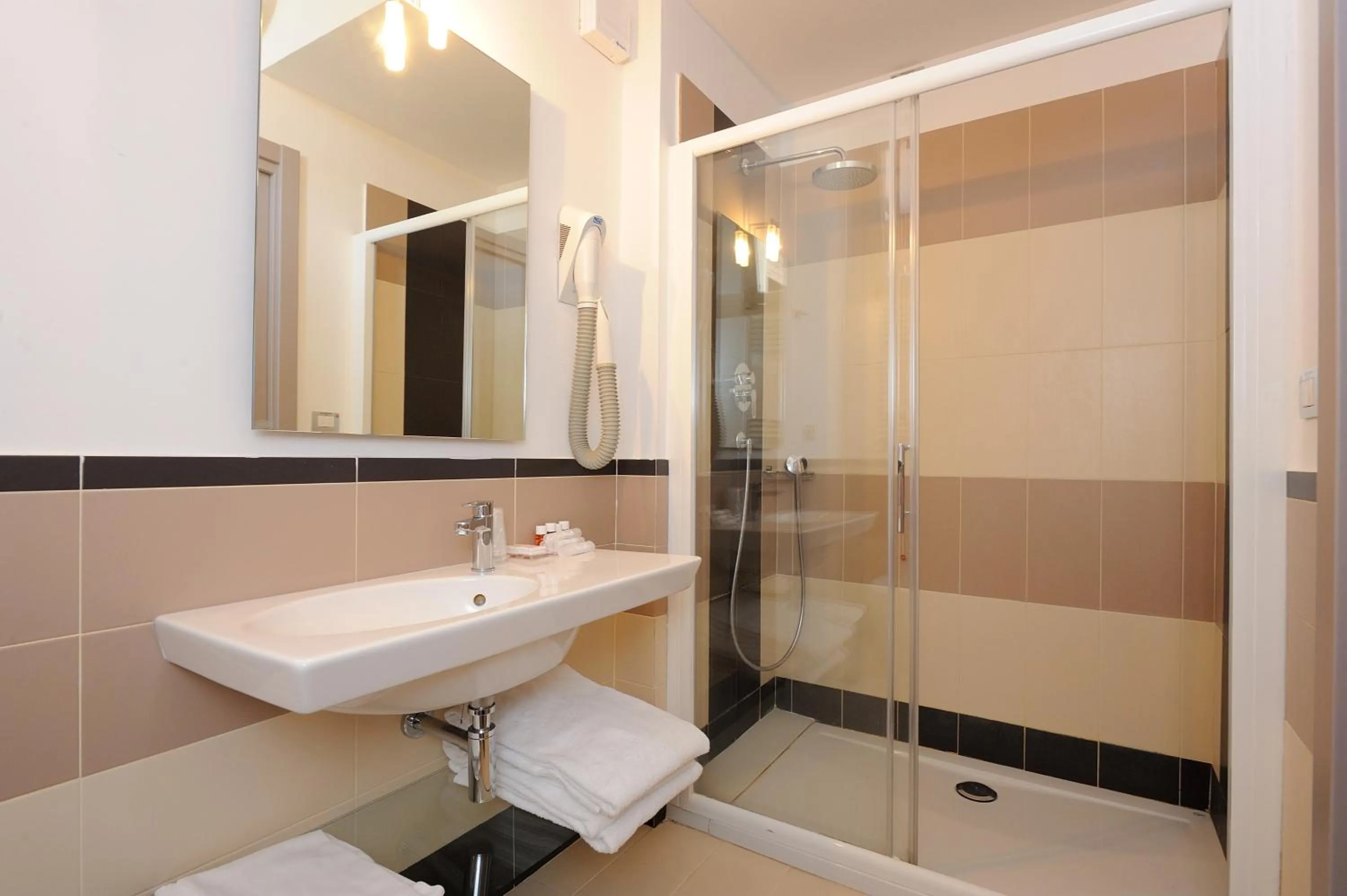 Shower in Hotel Frate Sole