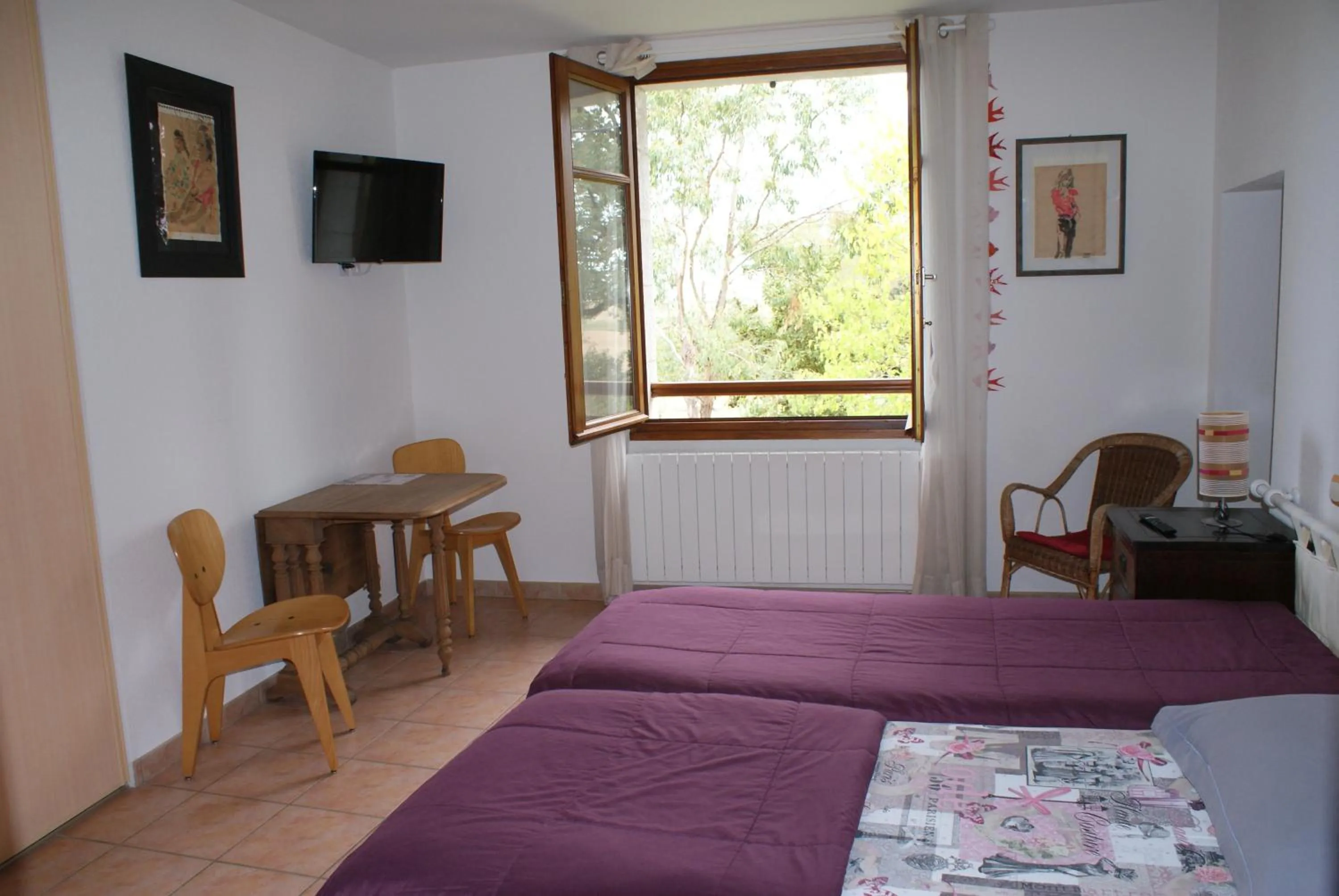 Dining area, Bed in Au Pichet