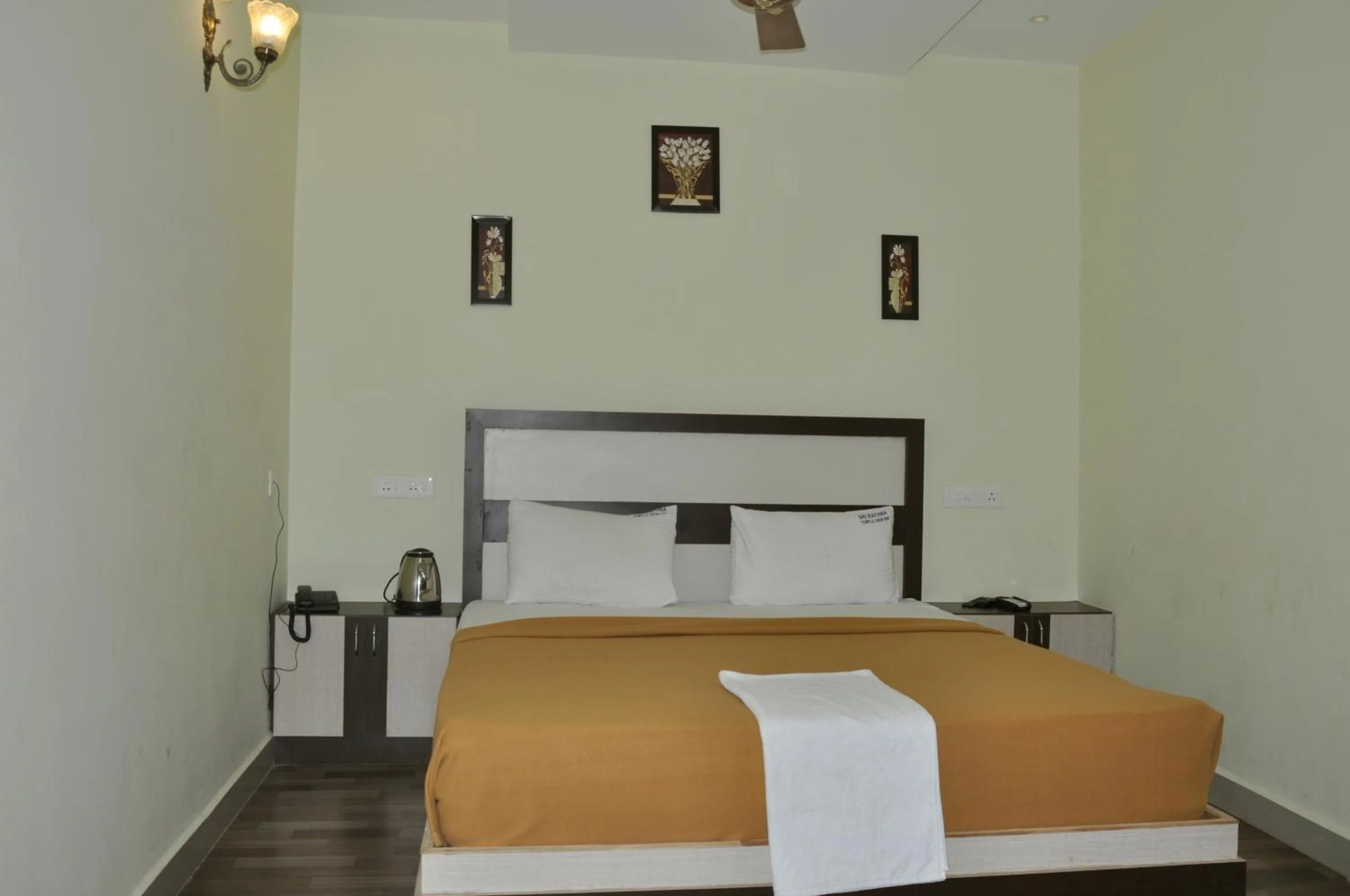 Bed in Srirathna Temple View Inn