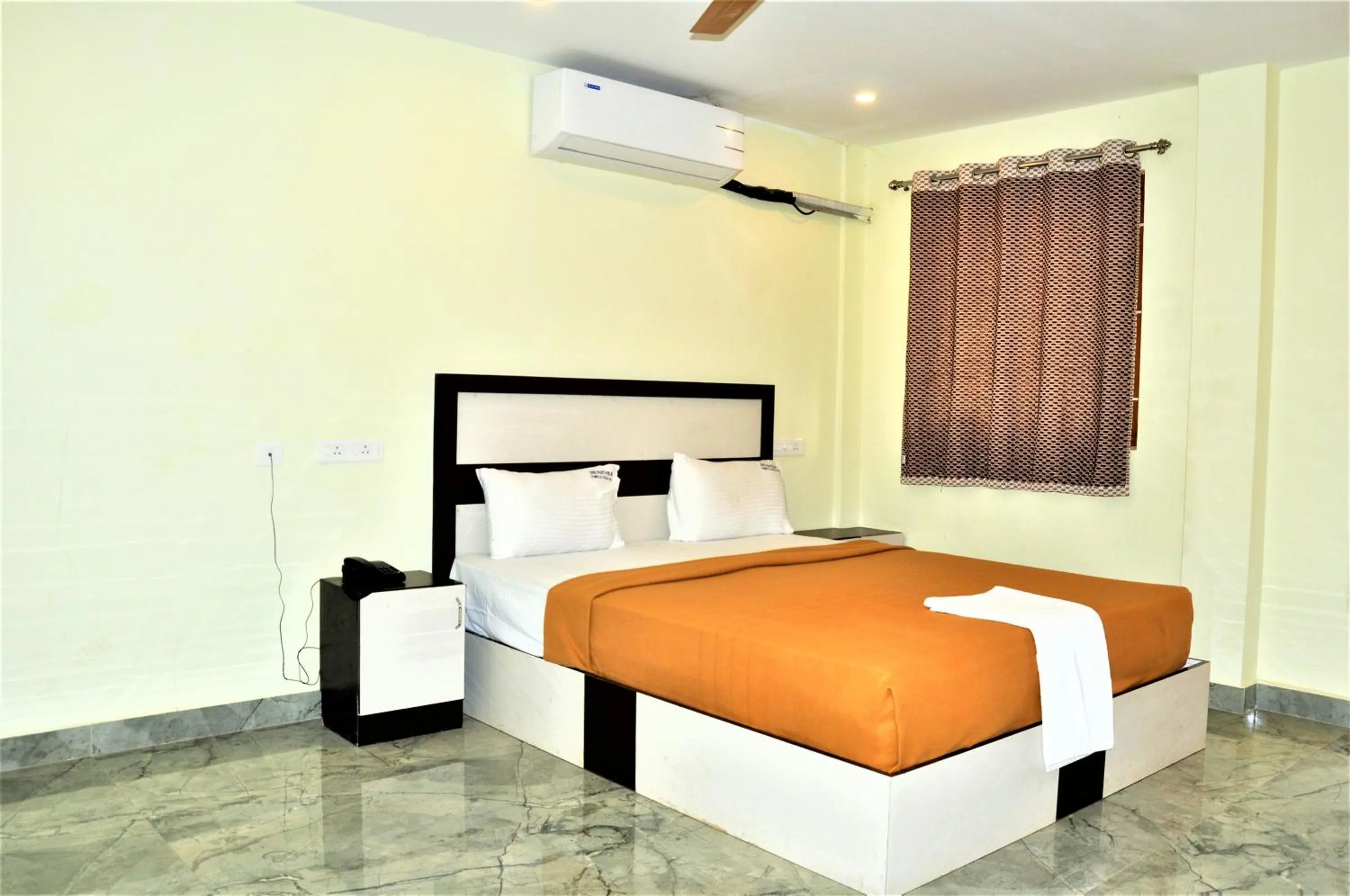 Bed in Srirathna Temple View Inn