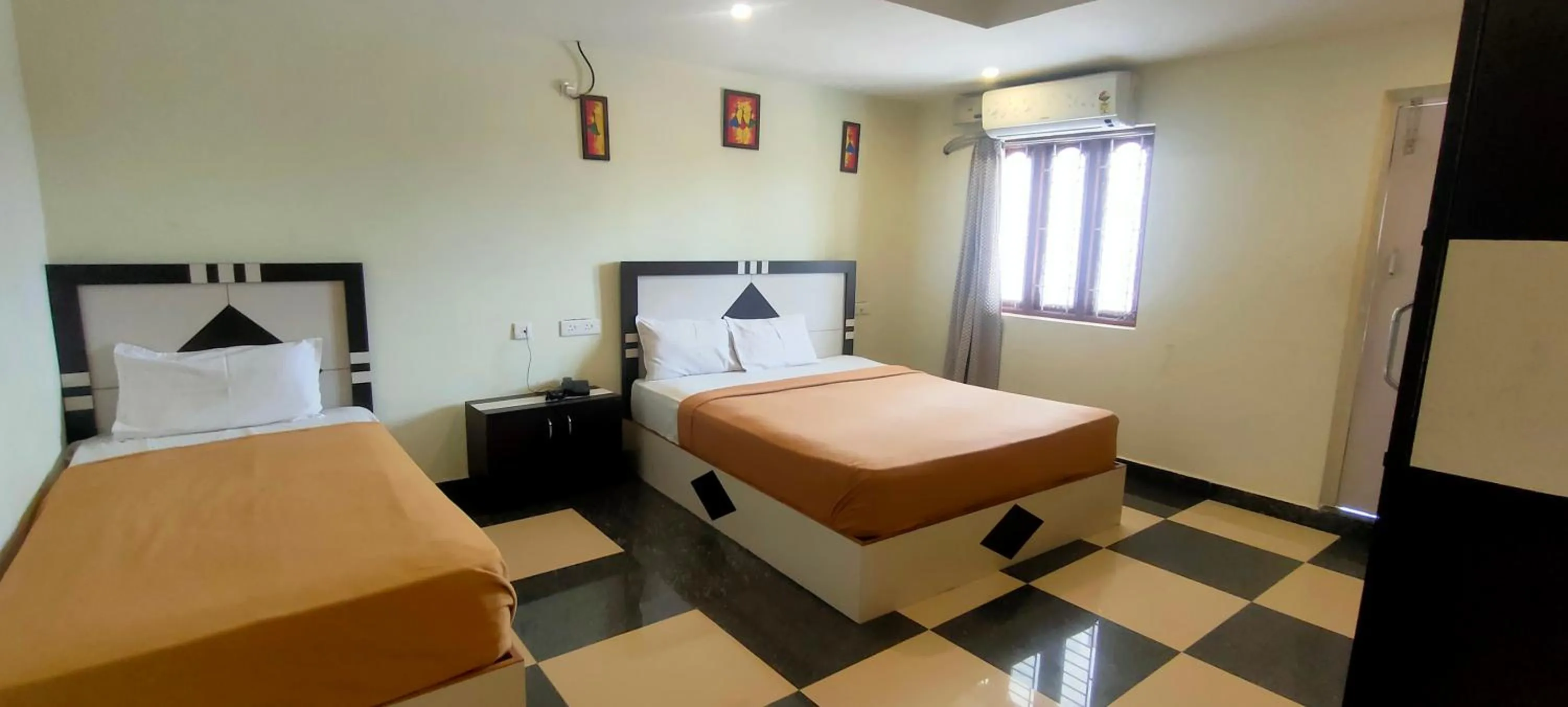 Bed in Srirathna Temple View Inn