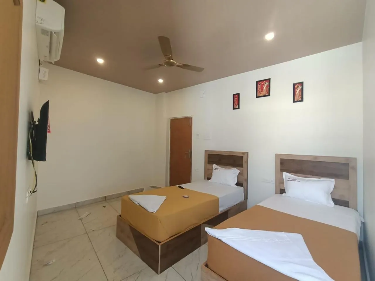 Bed in Srirathna Temple View Inn