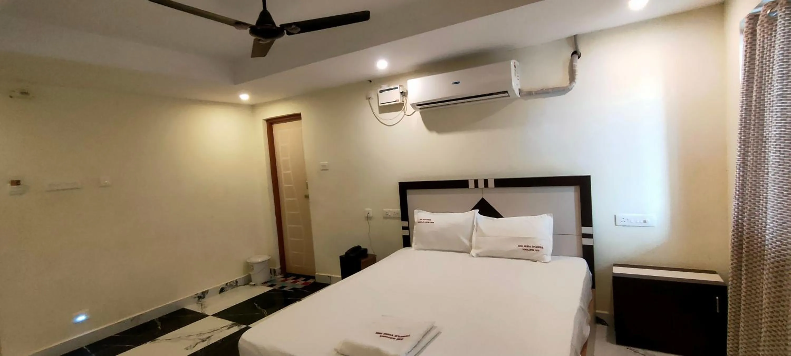 Bed in Srirathna Temple View Inn