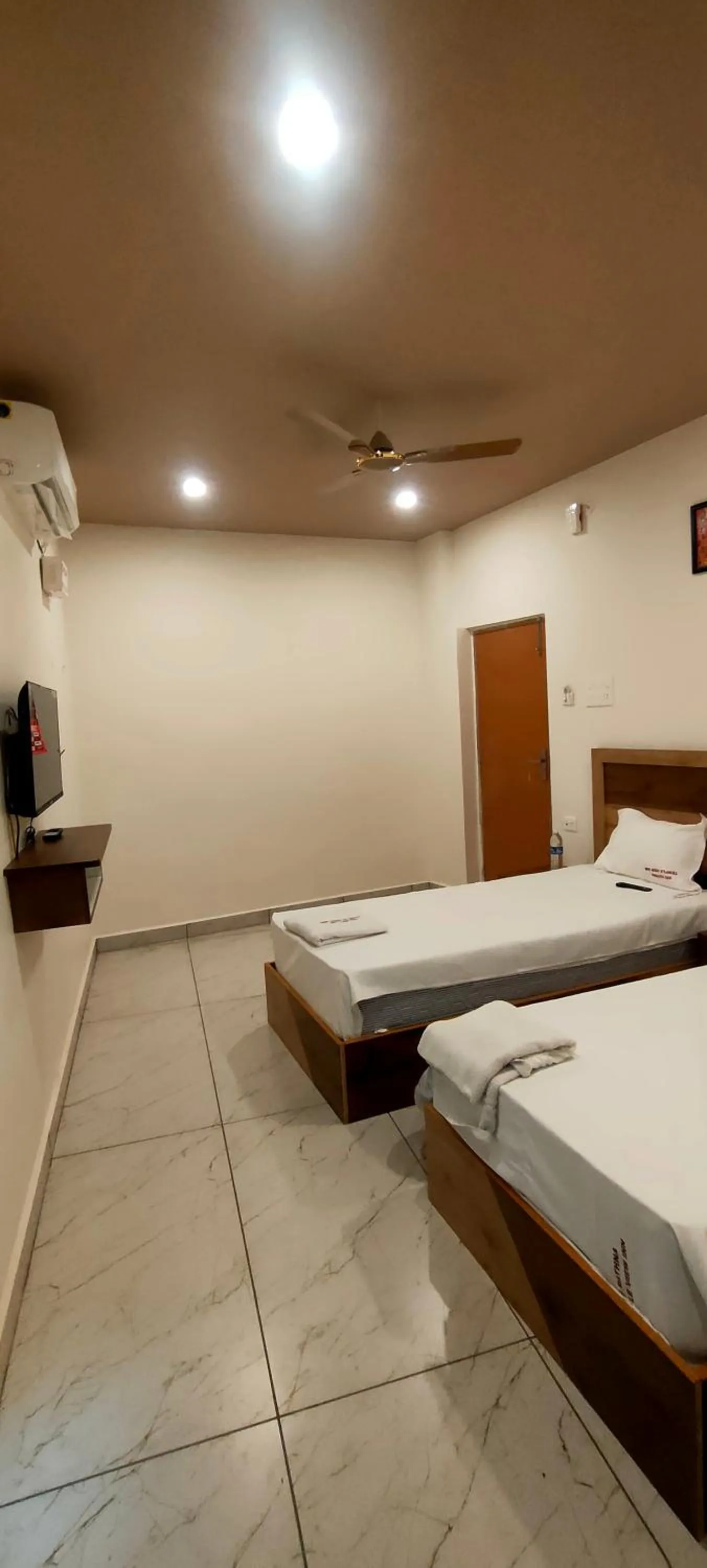 Bed in Srirathna Temple View Inn