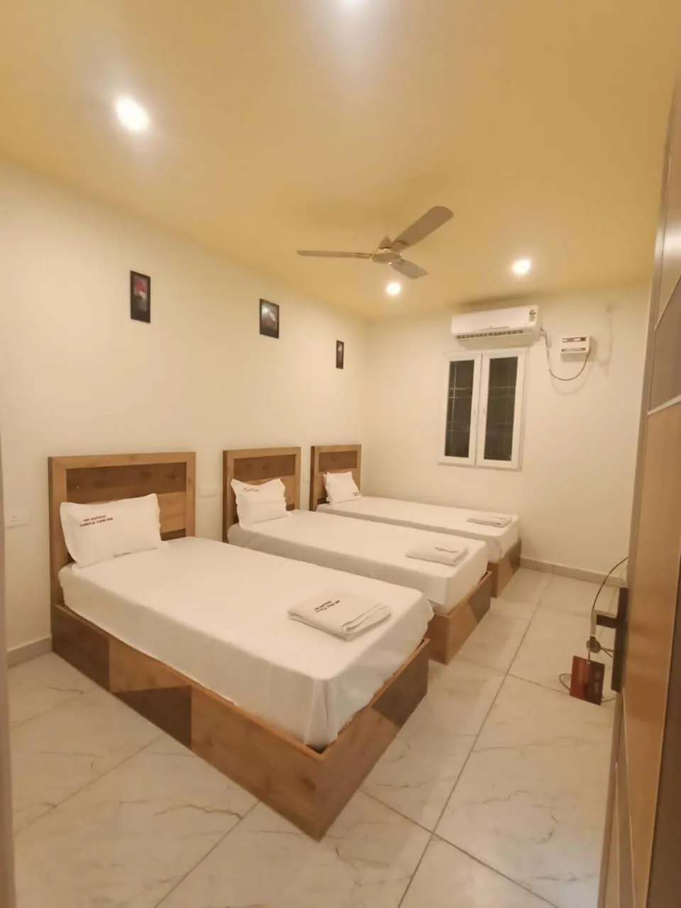 Bed in Srirathna Temple View Inn