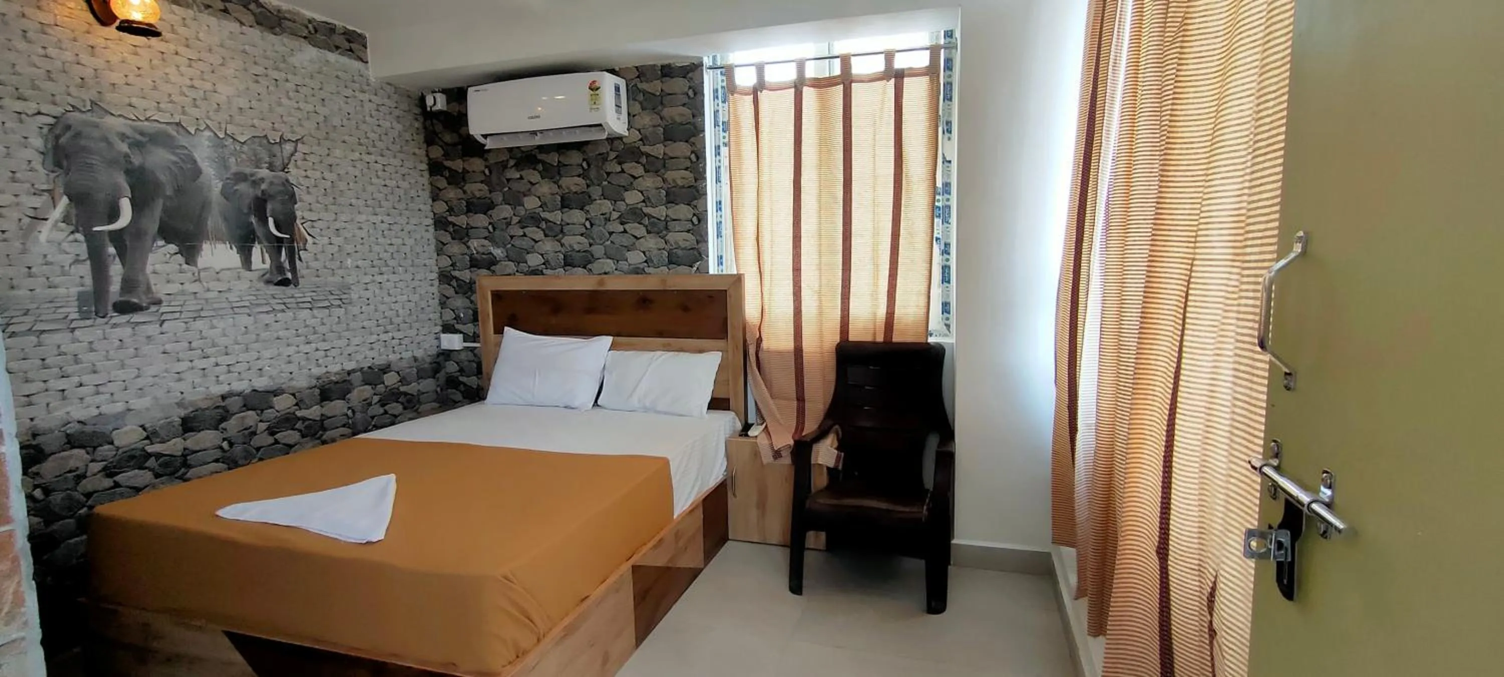 Bed in Srirathna Temple View Inn