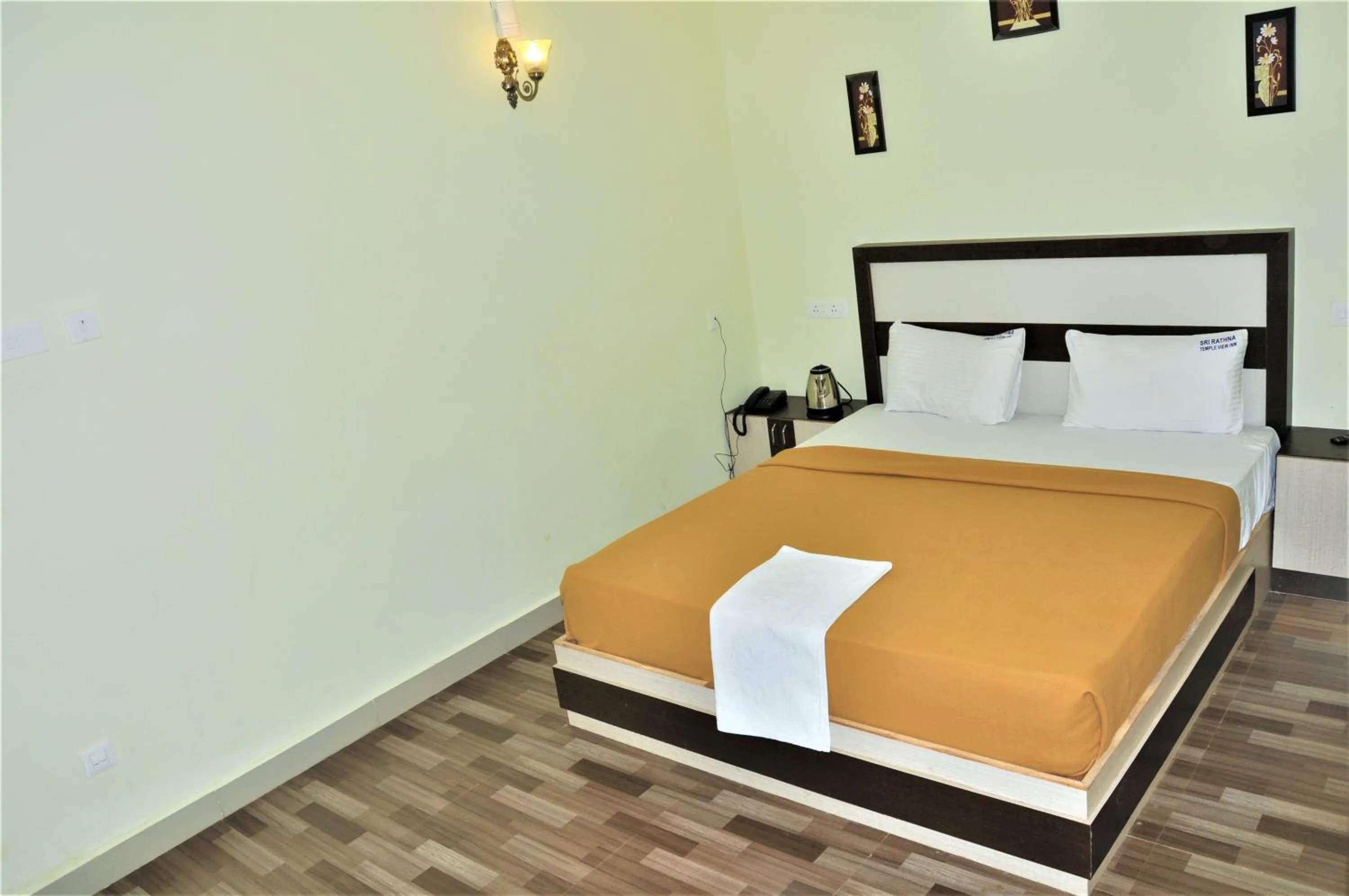 Bed in Srirathna Temple View Inn