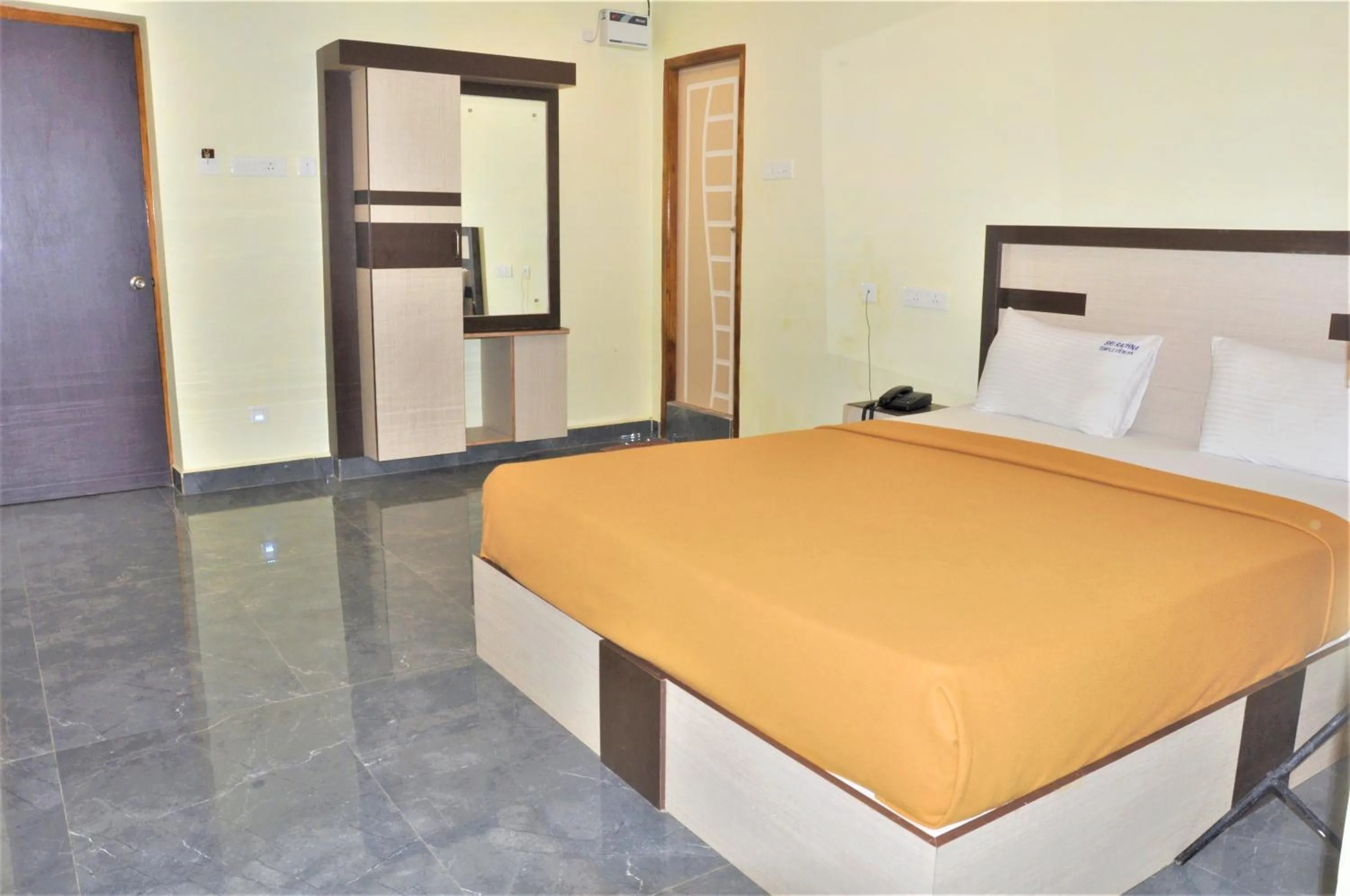 Bed in Srirathna Temple View Inn