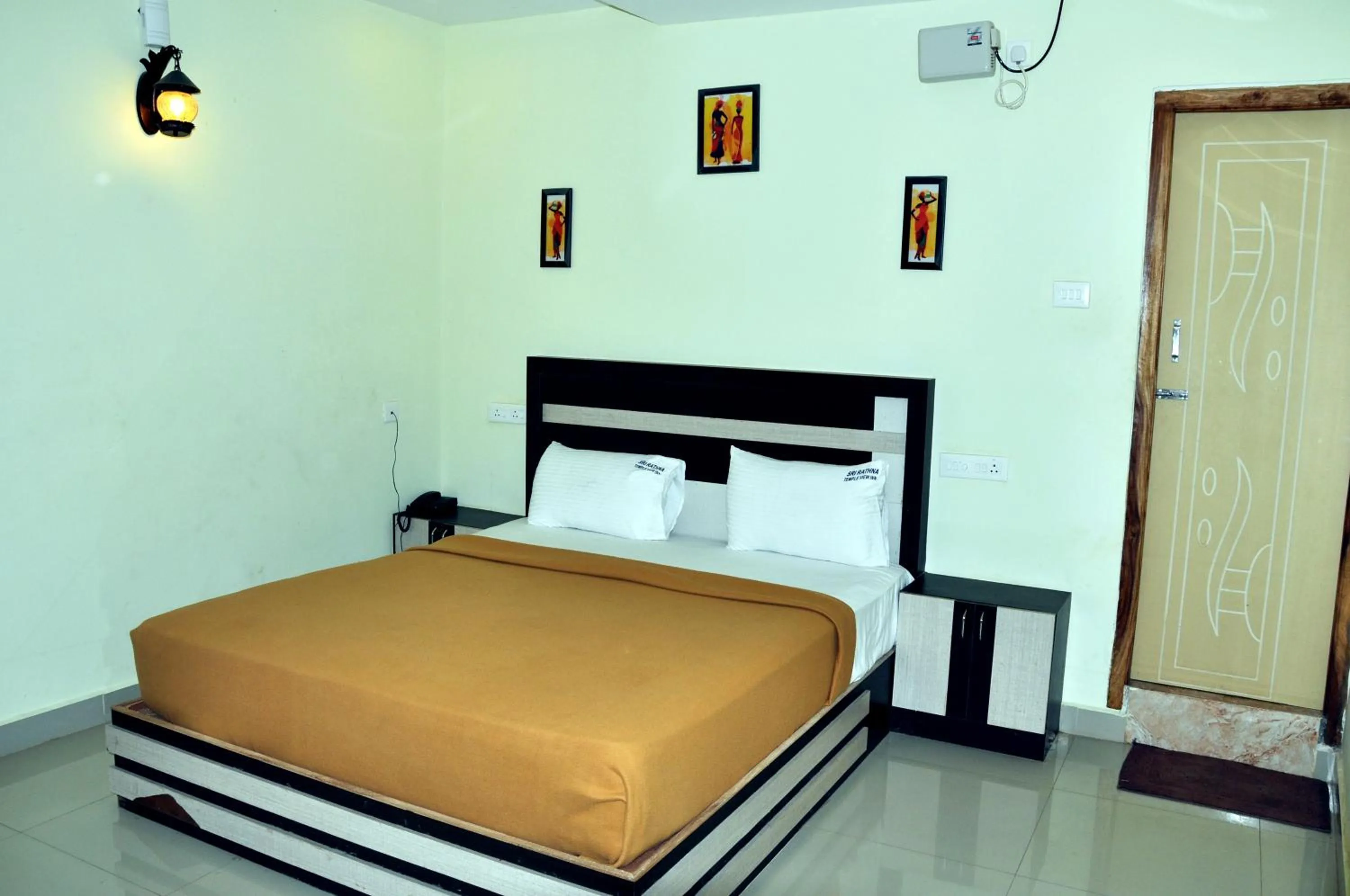 Bed in Srirathna Temple View Inn