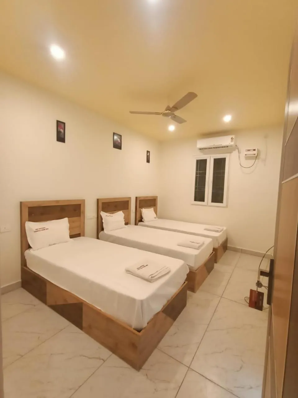 Bed in Srirathna Temple View Inn