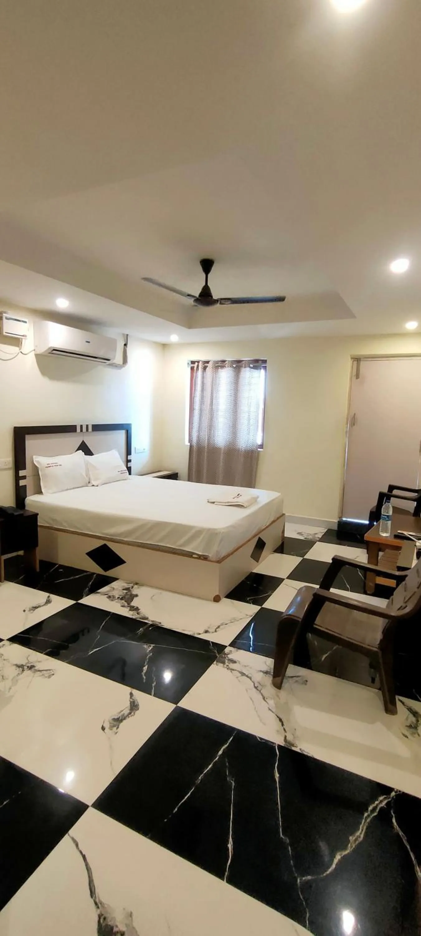 Srirathna Temple View Inn