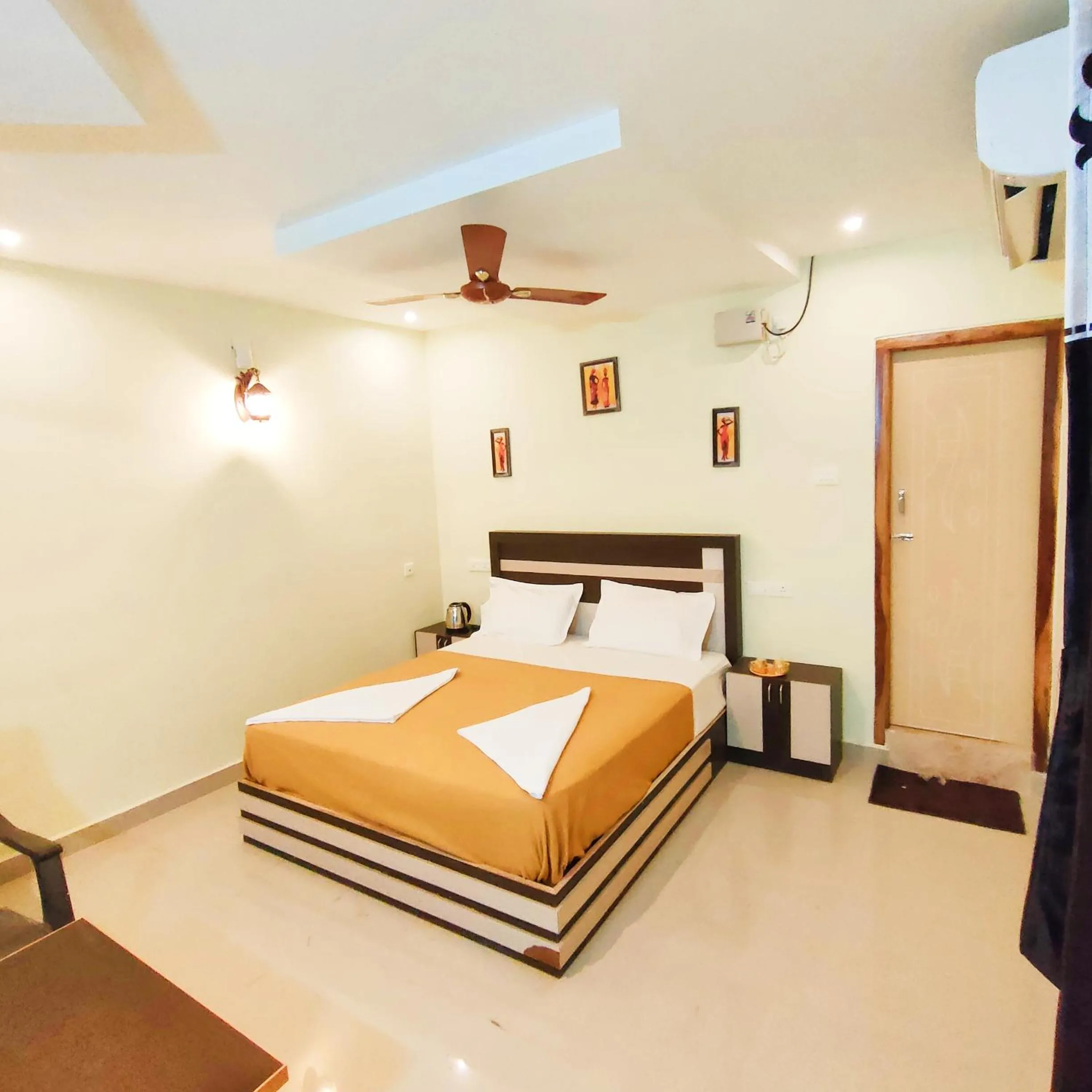 Bed in Srirathna Temple View Inn